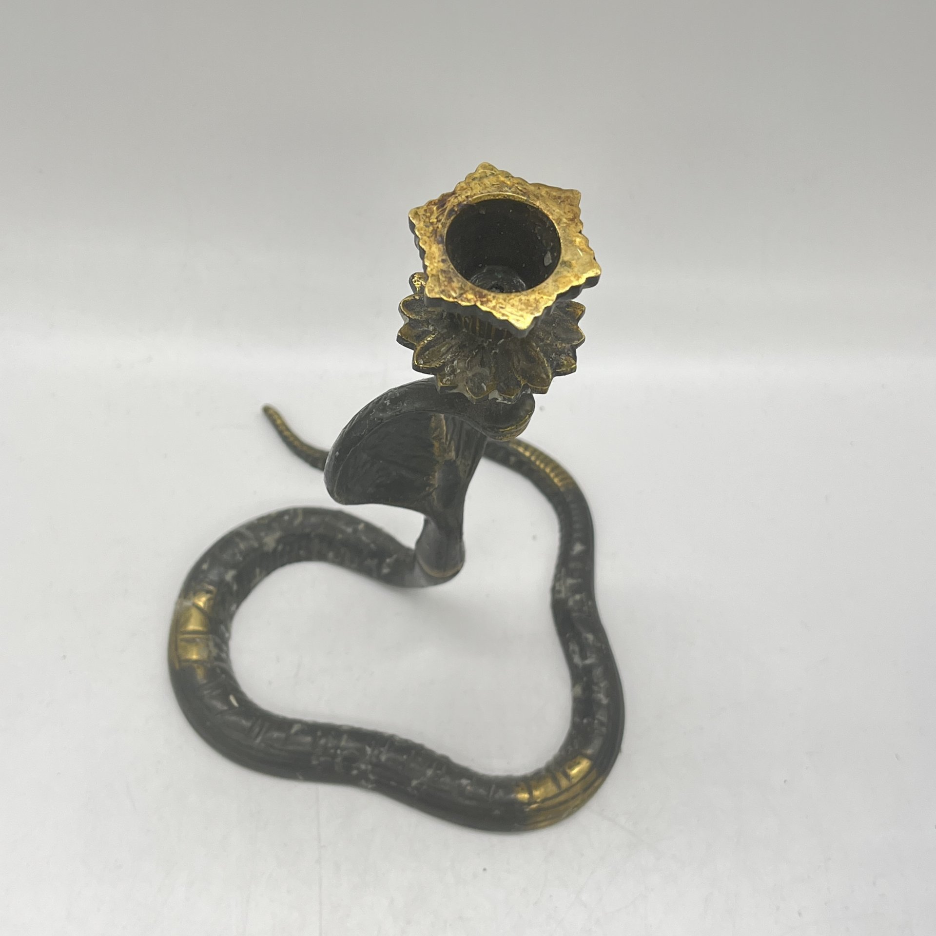 Подсвечник на одну свечу в виде кобры, металл, литье, Азия, 1970-2000 гг.