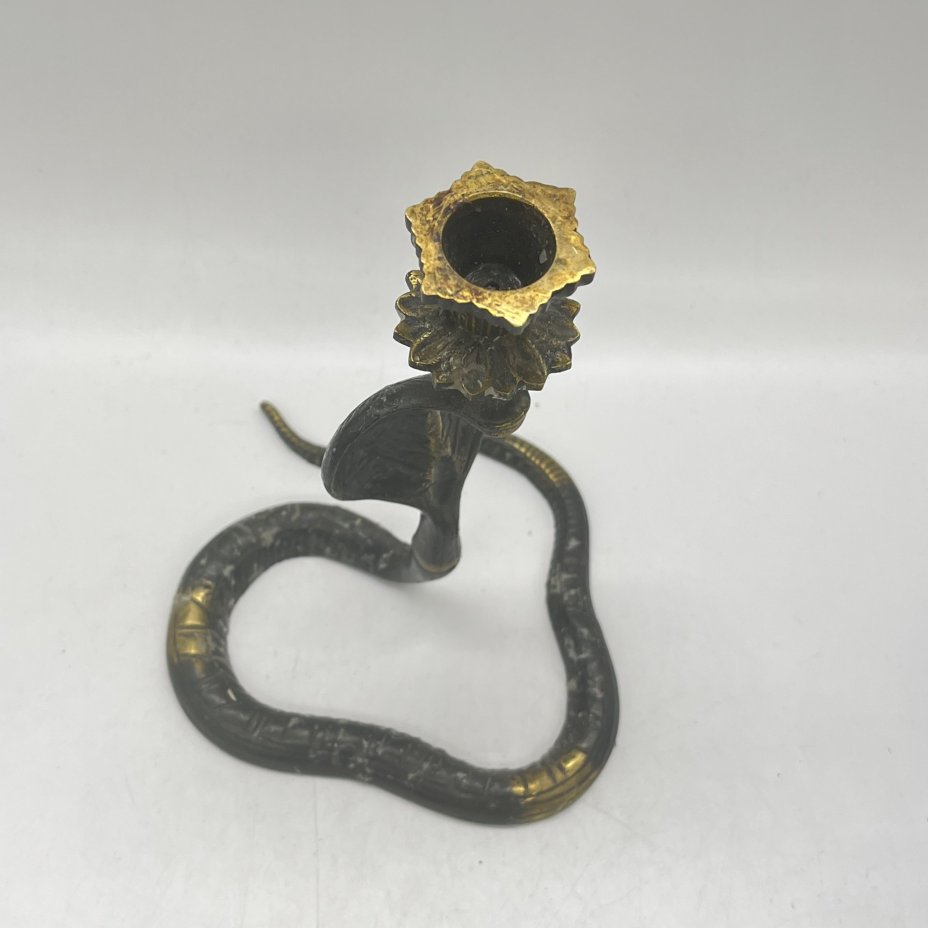 Подсвечник на одну свечу в виде кобры