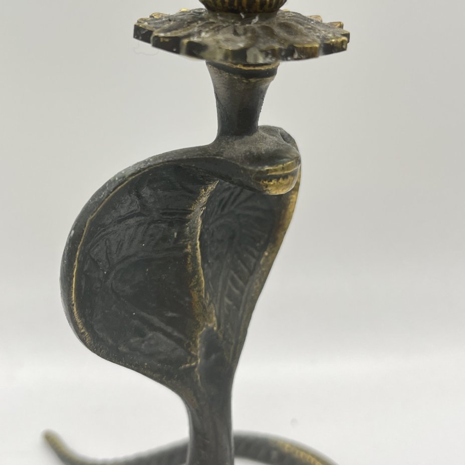 Подсвечник на одну свечу в виде кобры