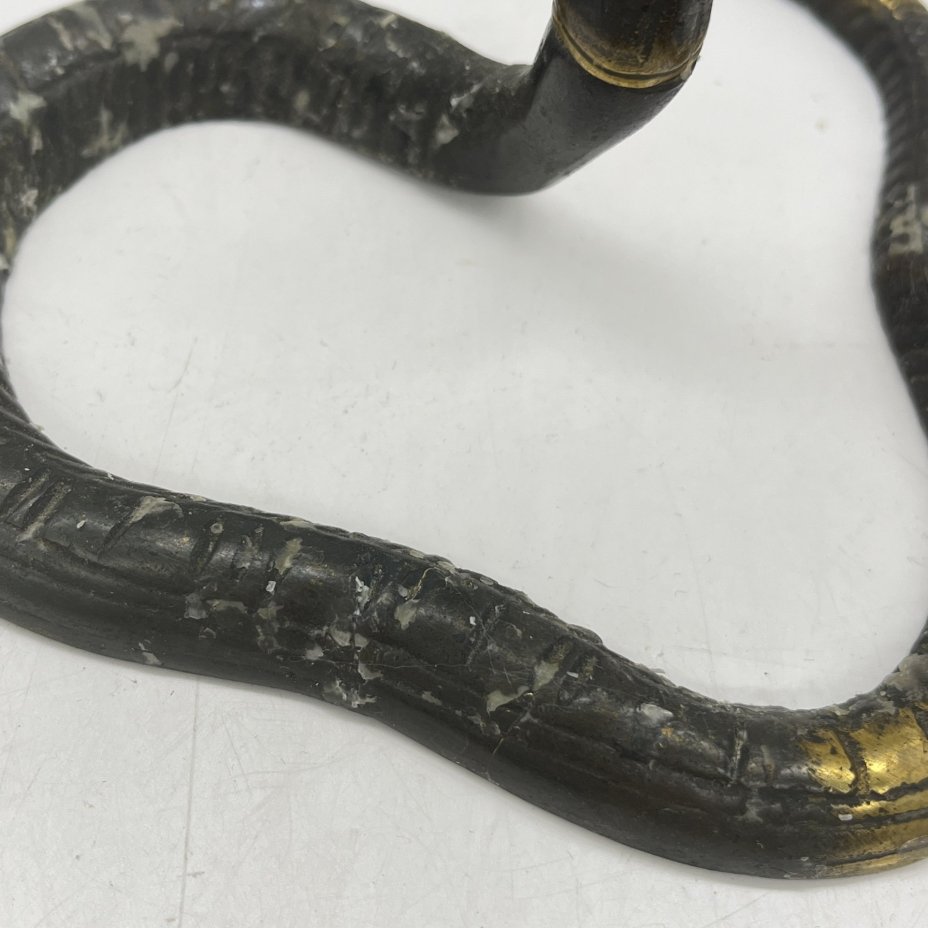 Подсвечник на одну свечу в виде кобры