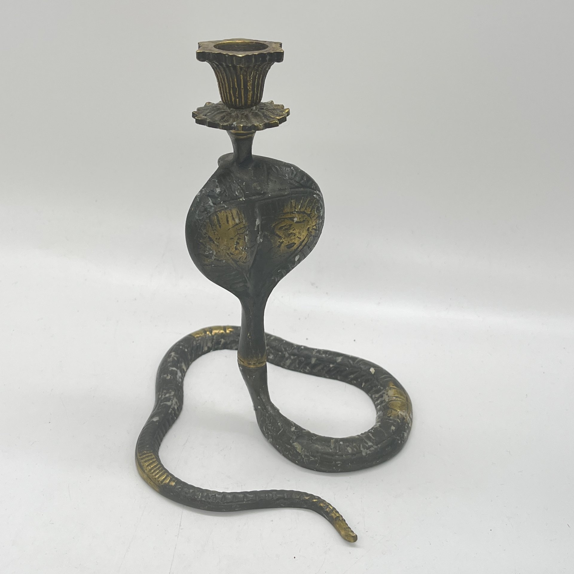 Подсвечник на одну свечу в виде кобры, металл, литье, Азия, 1970-2000 гг.
