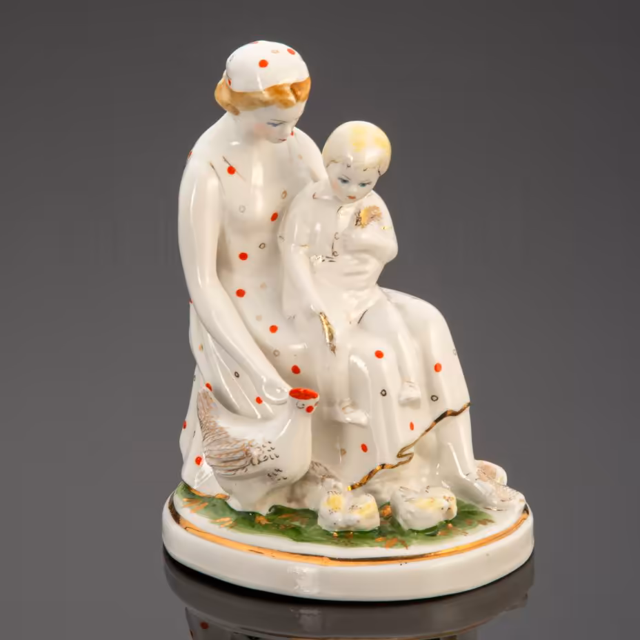 Статуэтка «Мама с ребенком, кормящая кур», скульптор Т.Д. Самойлова, Завод «Красный фарфорист» (Чудово