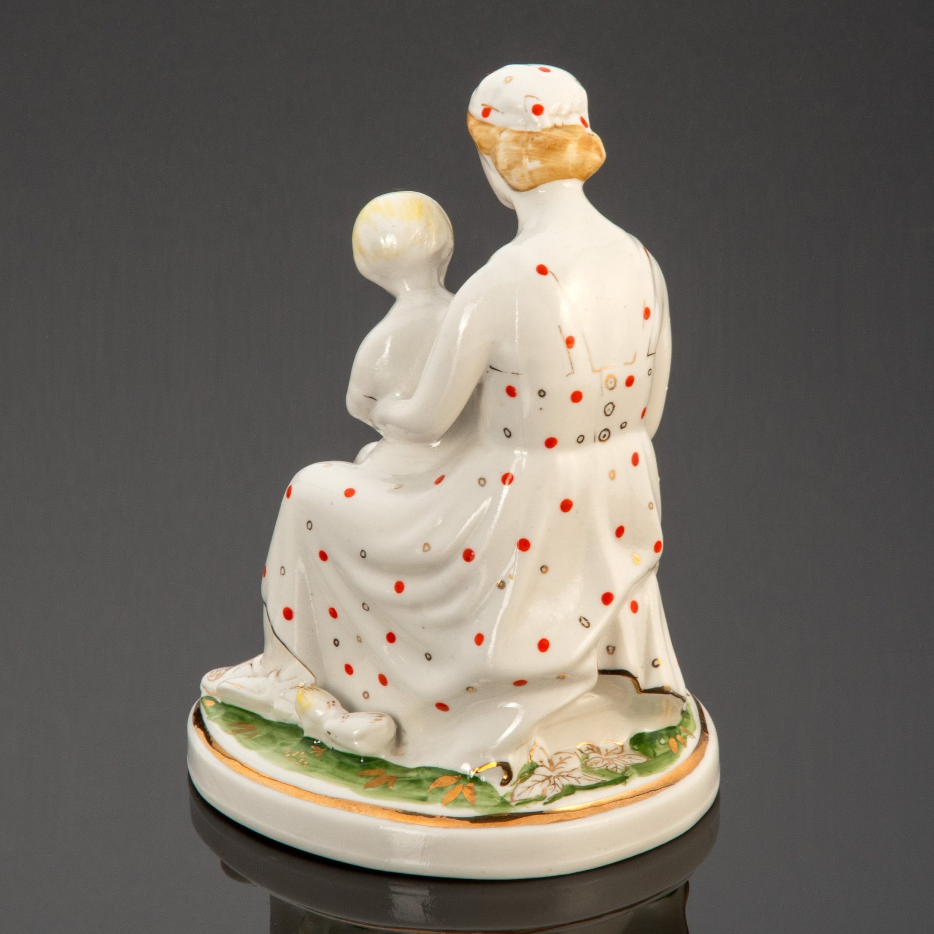 Статуэтка «Мама с ребенком, кормящая кур», скульптор Т.Д. Самойлова, Завод «Красный фарфорист» (Чудово