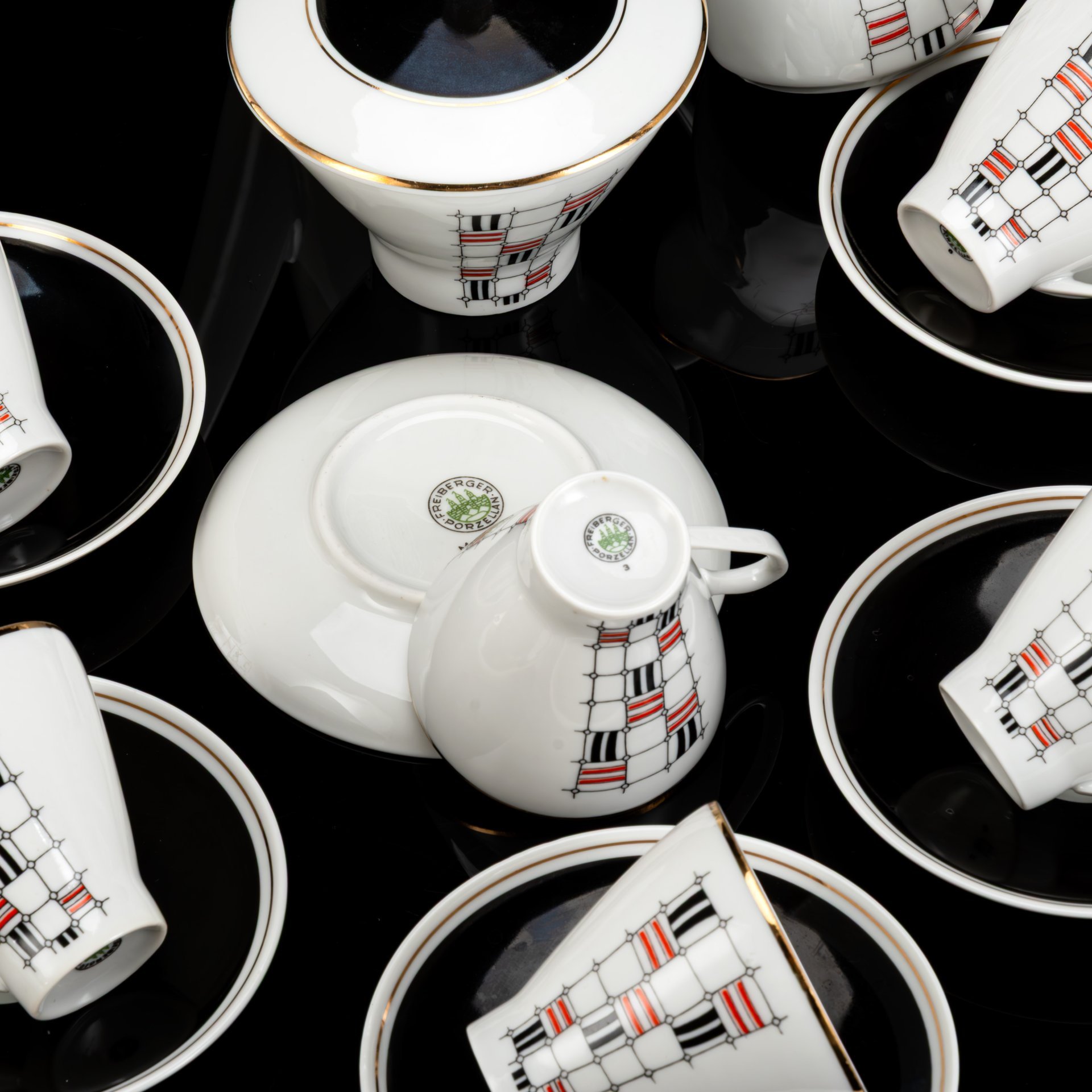 Сервиз кофейный c минималистичным геометрическим декором на 6 персон (15 предметов), фарфор, крытье, деколь, золочение, Freiberger Porzellan, ГДР, 1960-1990 гг.