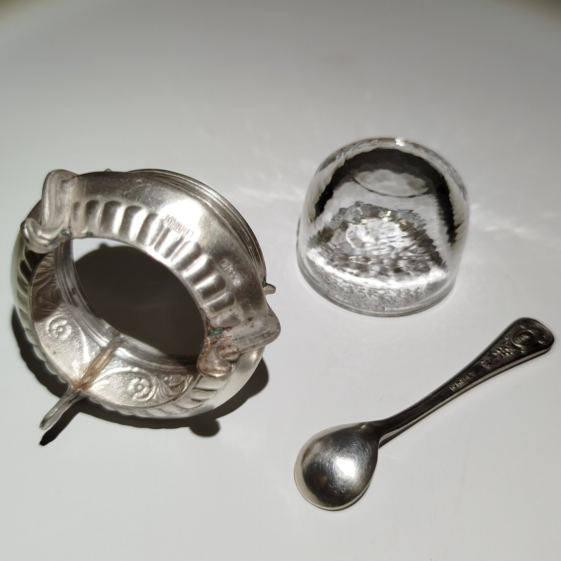 Солонка на ножках с ложечкой и растительным декором, мНЦ (медь-никель-цинк), стекло, Мстерский завод художественных изделий «Ювелир», СССР, 1960-1990 гг.