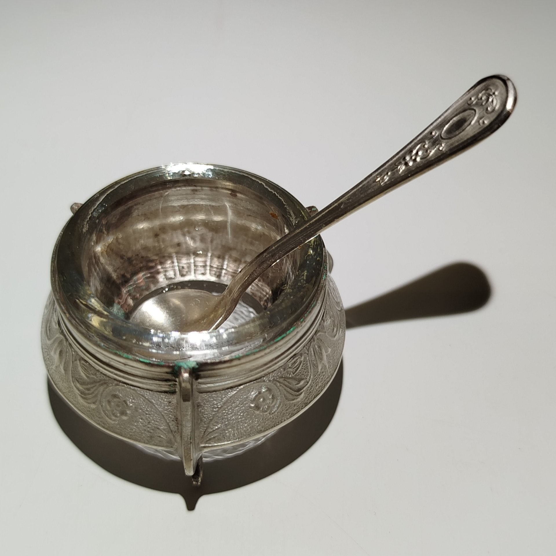 Солонка на ножках с ложечкой и растительным декором, мНЦ (медь-никель-цинк), стекло, Мстерский завод художественных изделий «Ювелир», СССР, 1960-1990 гг., Мстерский завод художественных изделий «Ювелир»