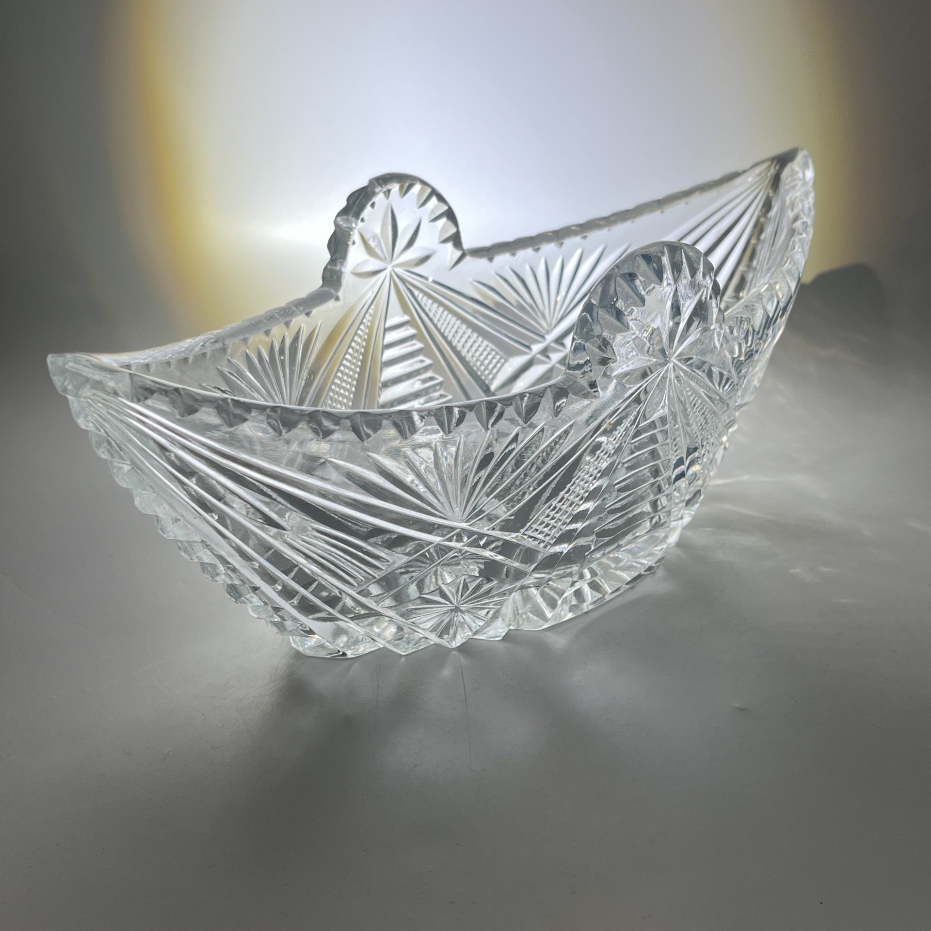 Салатник в форме ладьи с резным геометрическим декором