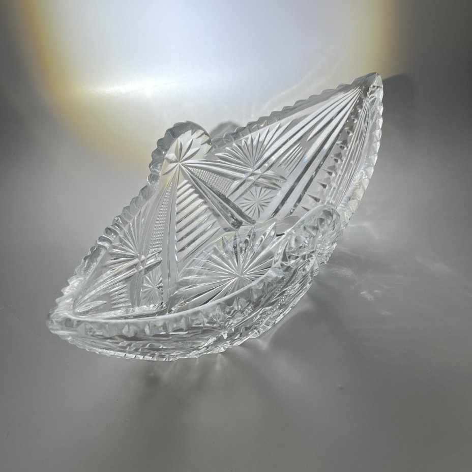 Салатник в форме ладьи с резным геометрическим декором