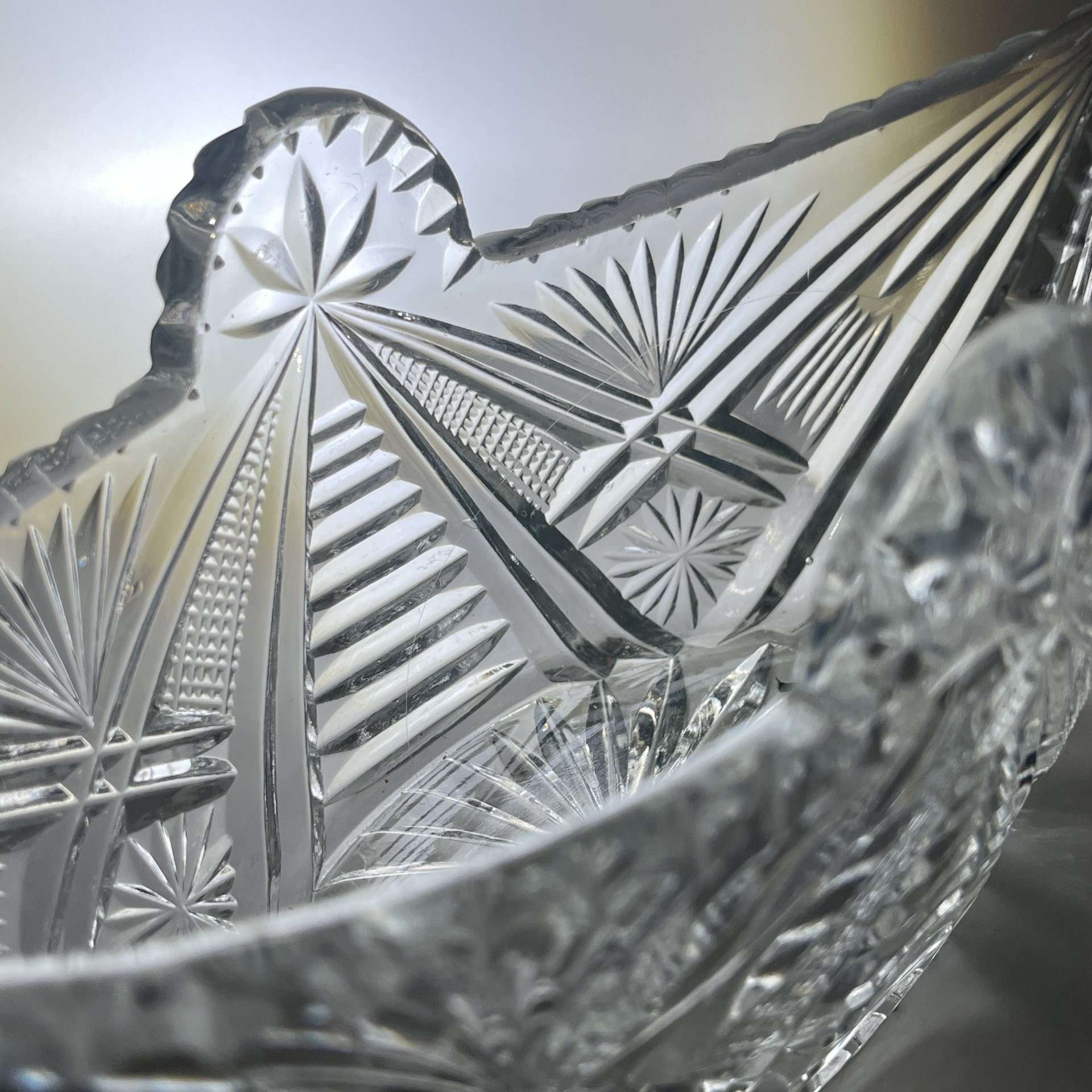 Салатник в форме ладьи с резным геометрическим декором