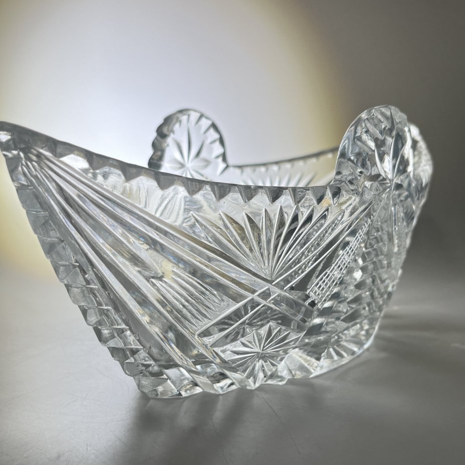 Салатник в форме ладьи с резным геометрическим декором