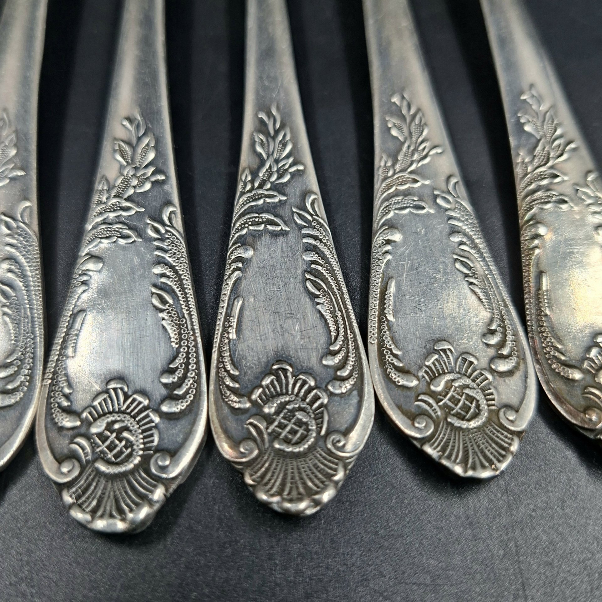 Набор из шести десертных вилок с растительным декором, мНЦ (медь-никель-цинк), Вольнянский завод столовых приборов им. Шевченко (ЗiШ, ЗиШ), СССР, 1960-1980 гг.