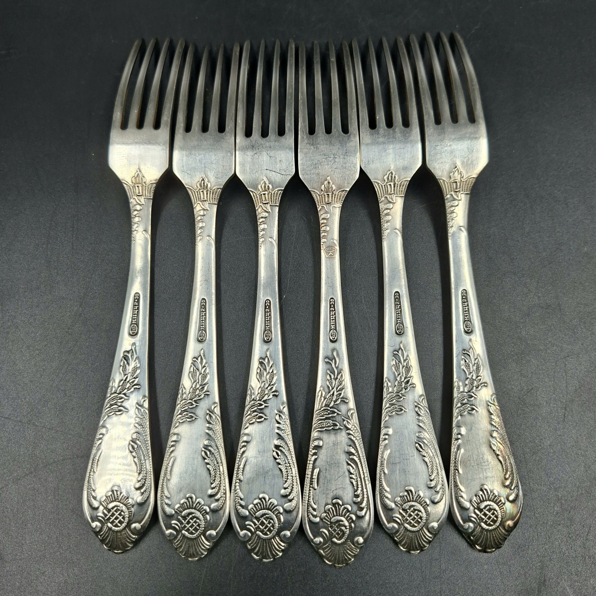 Набор из шести десертных вилок с растительным декором, мНЦ (медь-никель-цинк), Вольнянский завод столовых приборов им. Шевченко (ЗiШ, ЗиШ), СССР, 1960-1980 гг.