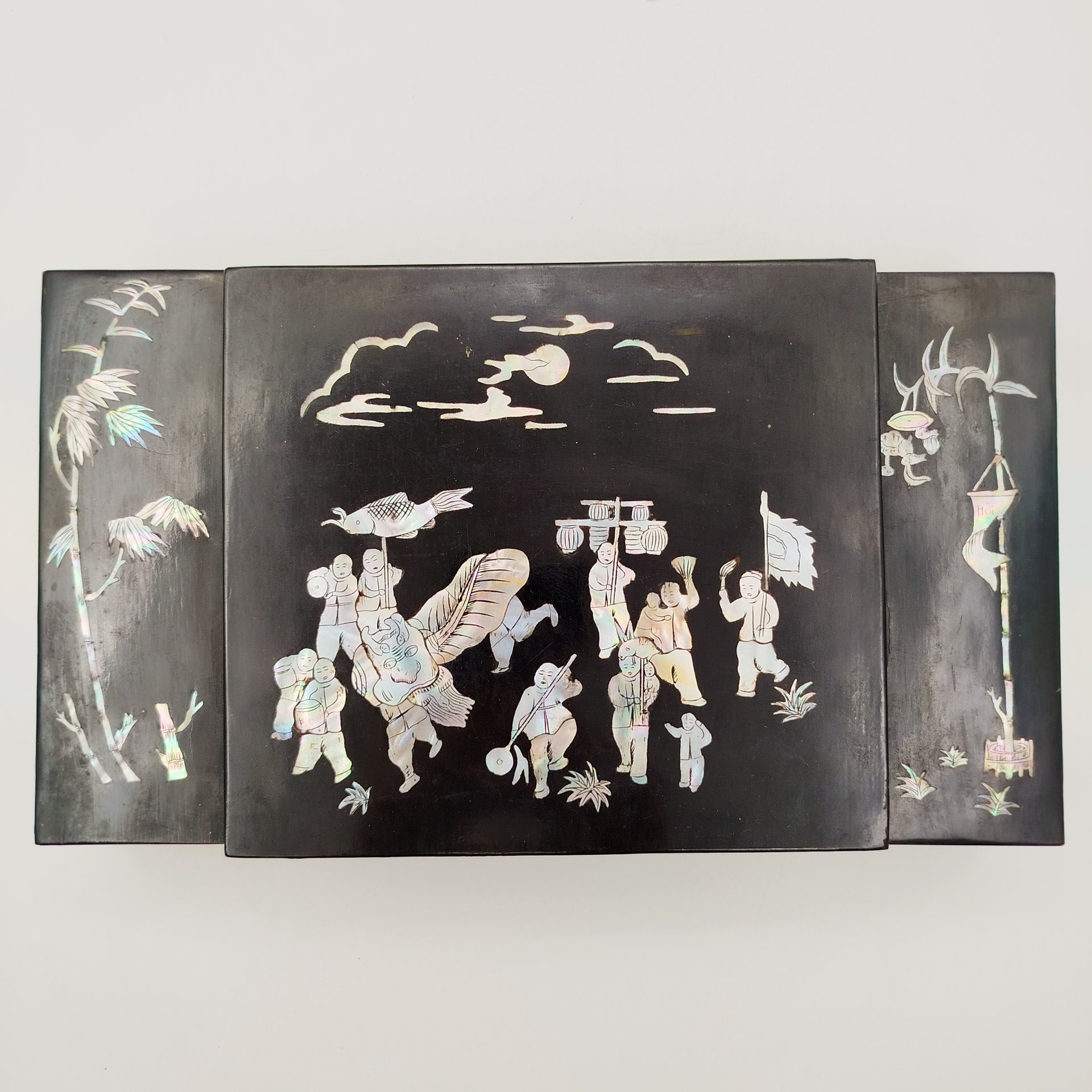 Шкатулка для украшений с декором в виде жанровой сцены, папье-маше, перламутр, инкрустация, лак, Вьетнам, 1950-1980 гг.