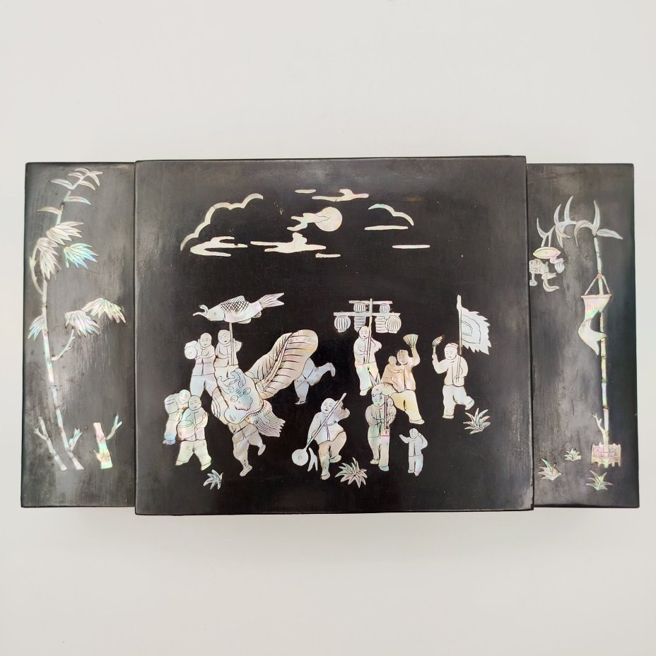 Шкатулка для украшений с декором в виде жанровой сцены, папье-маше, перламутр, инкрустация, лак, Вьетнам, 1950-1980 гг.