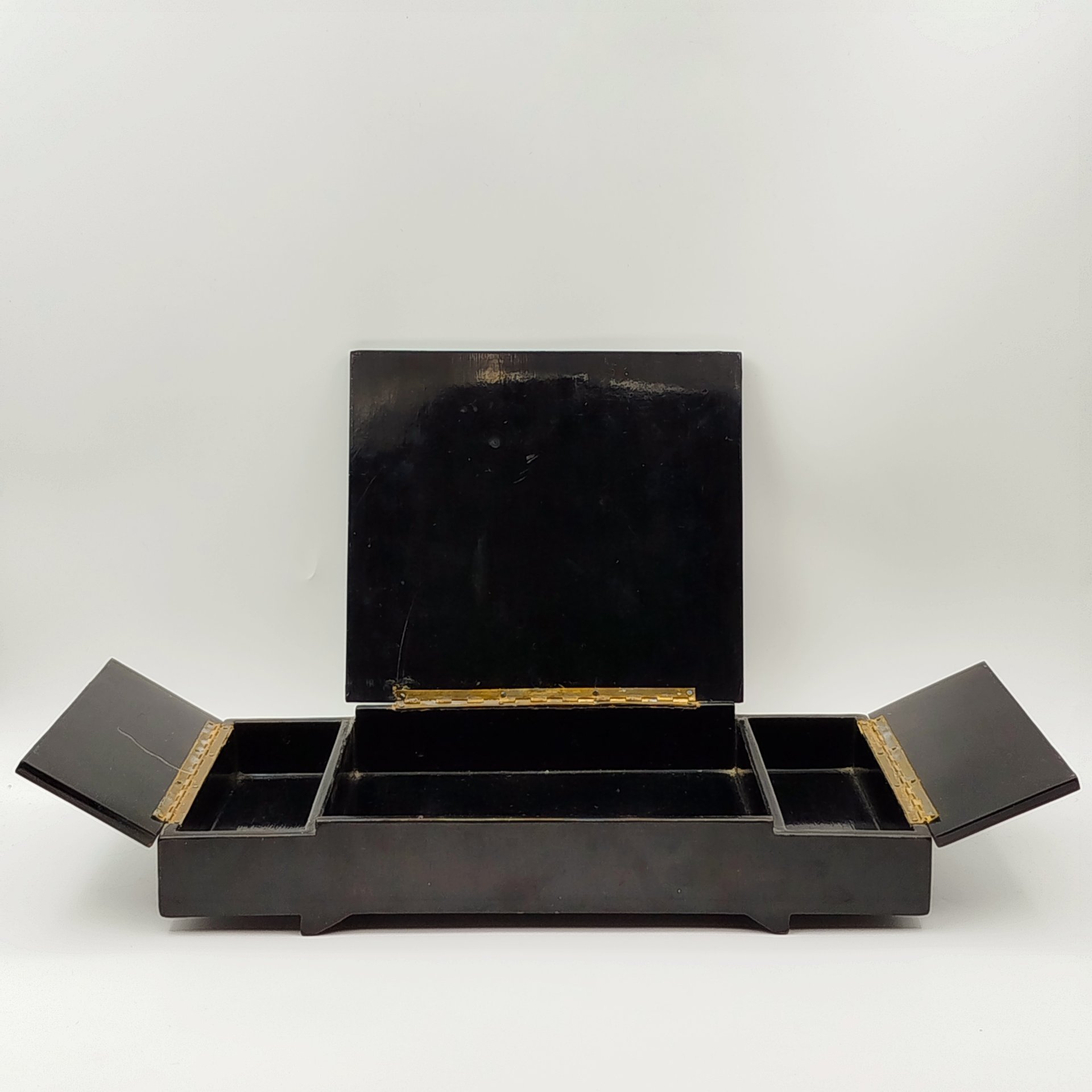 Шкатулка для украшений с декором в виде жанровой сцены, папье-маше, перламутр, инкрустация, лак, Вьетнам, 1950-1980 гг.