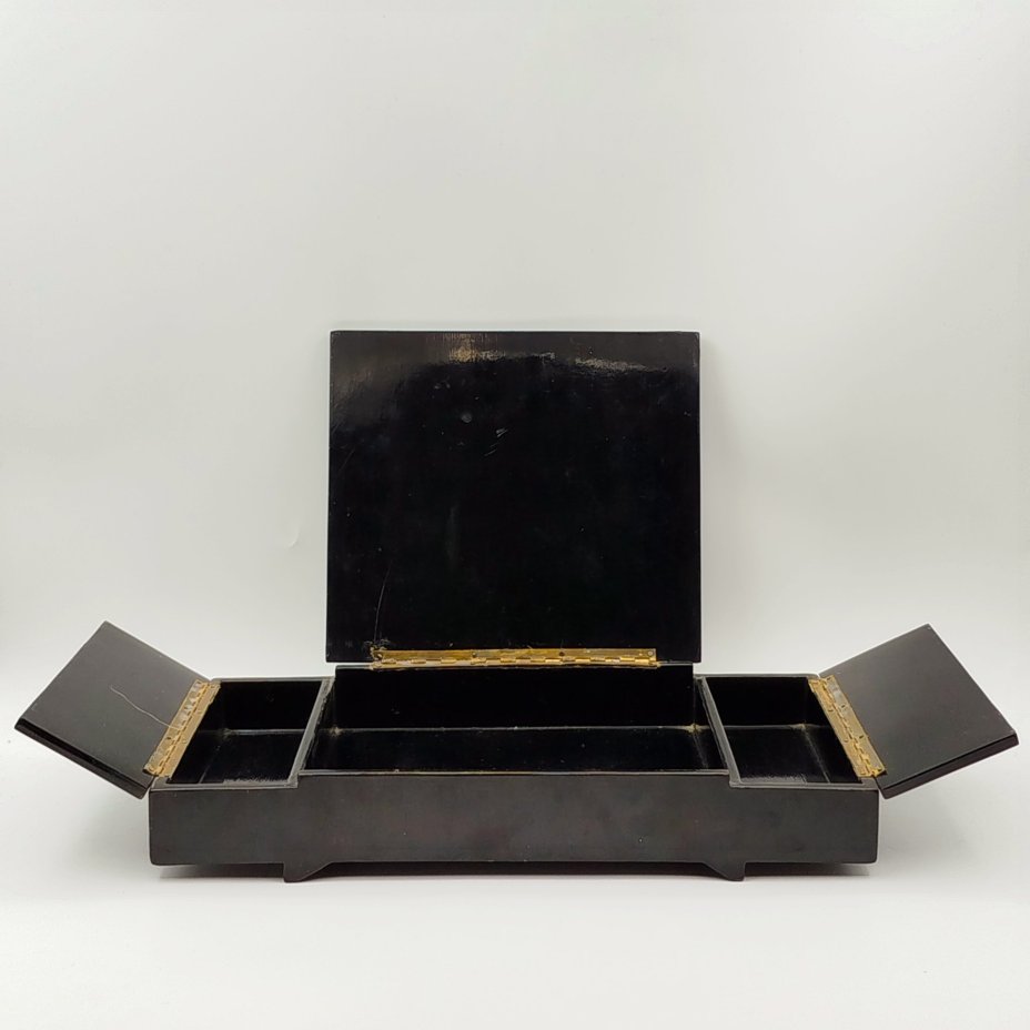 Шкатулка для украшений с декором в виде жанровой сцены