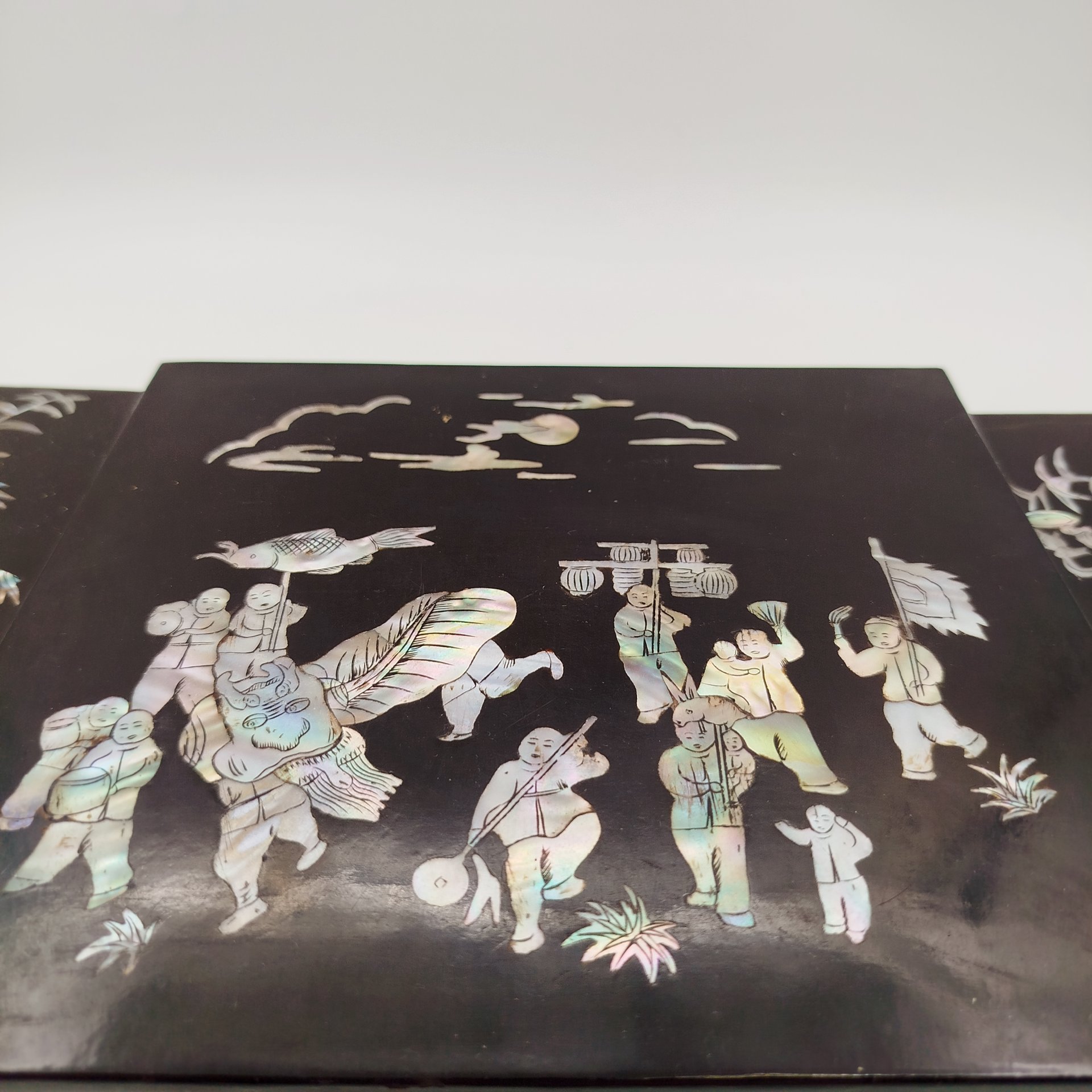 Шкатулка для украшений с декором в виде жанровой сцены, папье-маше, перламутр, инкрустация, лак, Вьетнам, 1950-1980 гг.