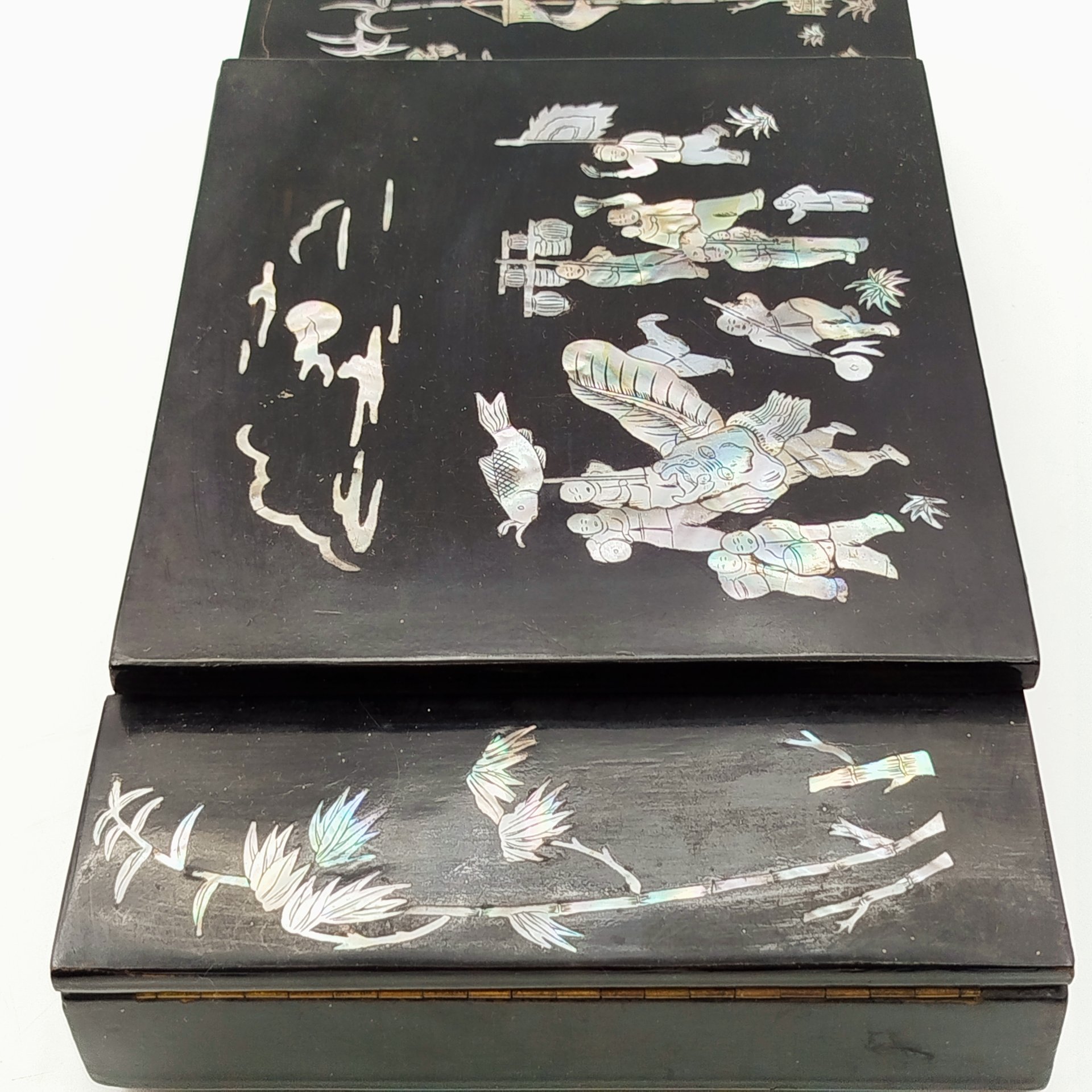 Шкатулка для украшений с декором в виде жанровой сцены, папье-маше, перламутр, инкрустация, лак, Вьетнам, 1950-1980 гг.