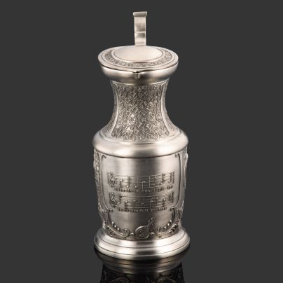 Кувшин с надписью "Итак, давайте радоваться, пока мы молоды" ("I Gau deamus igitur iuvenes dum sumus) и сценами в трактире, олово, Германия, 1980-1990 гг.