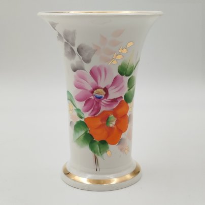 Ваза с широким раструбом и цветочным декором