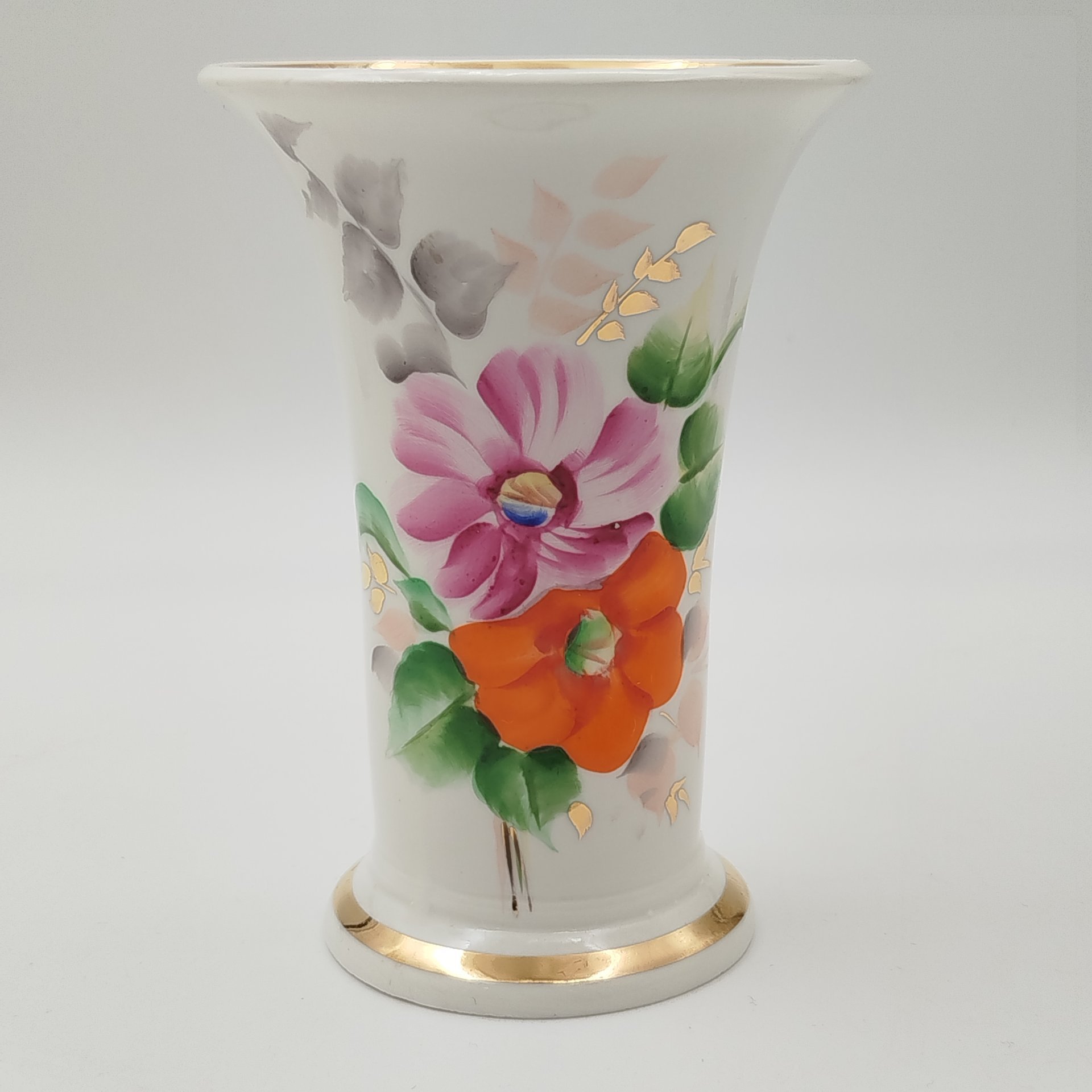 Ваза с широким раструбом и цветочным декором