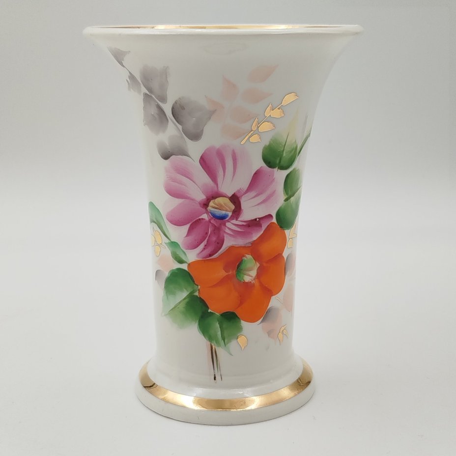 Ваза с широким раструбом и цветочным декором