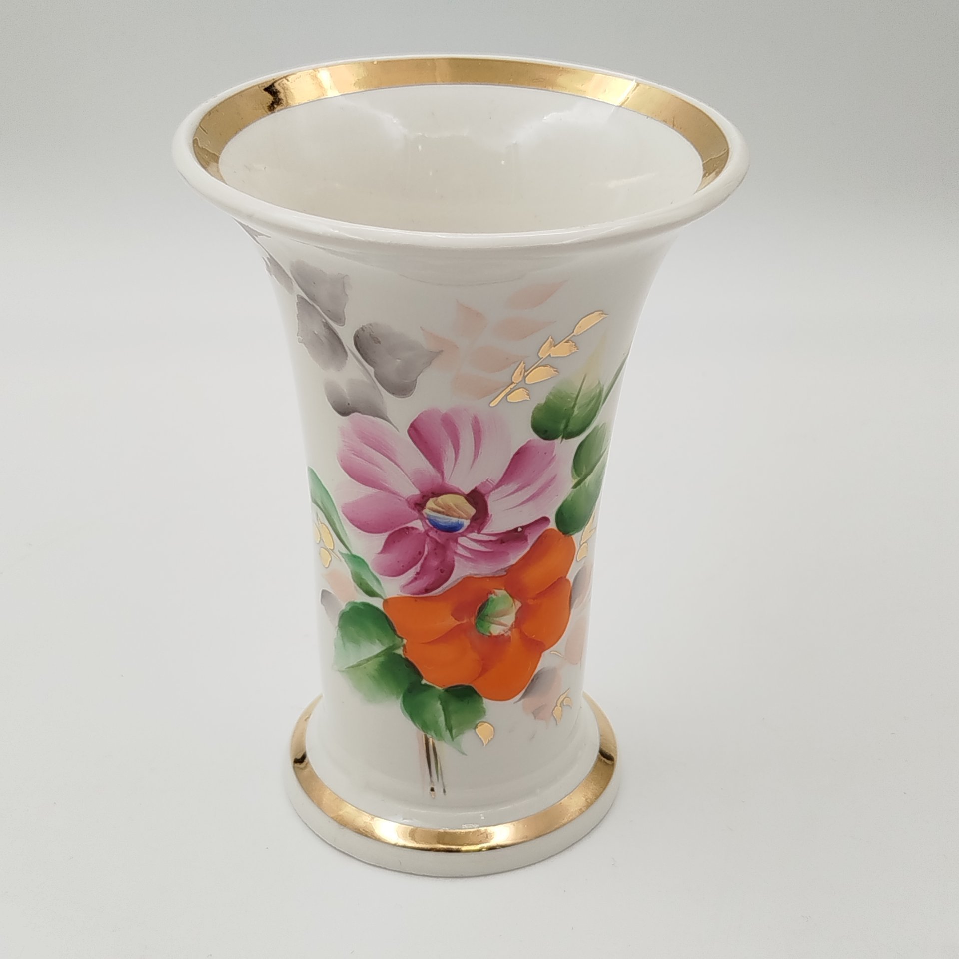 Ваза с широким раструбом и цветочным декором