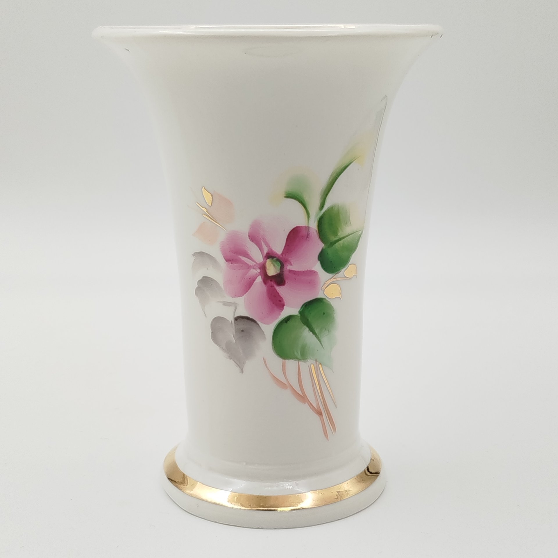 Ваза с широким раструбом и цветочным декором