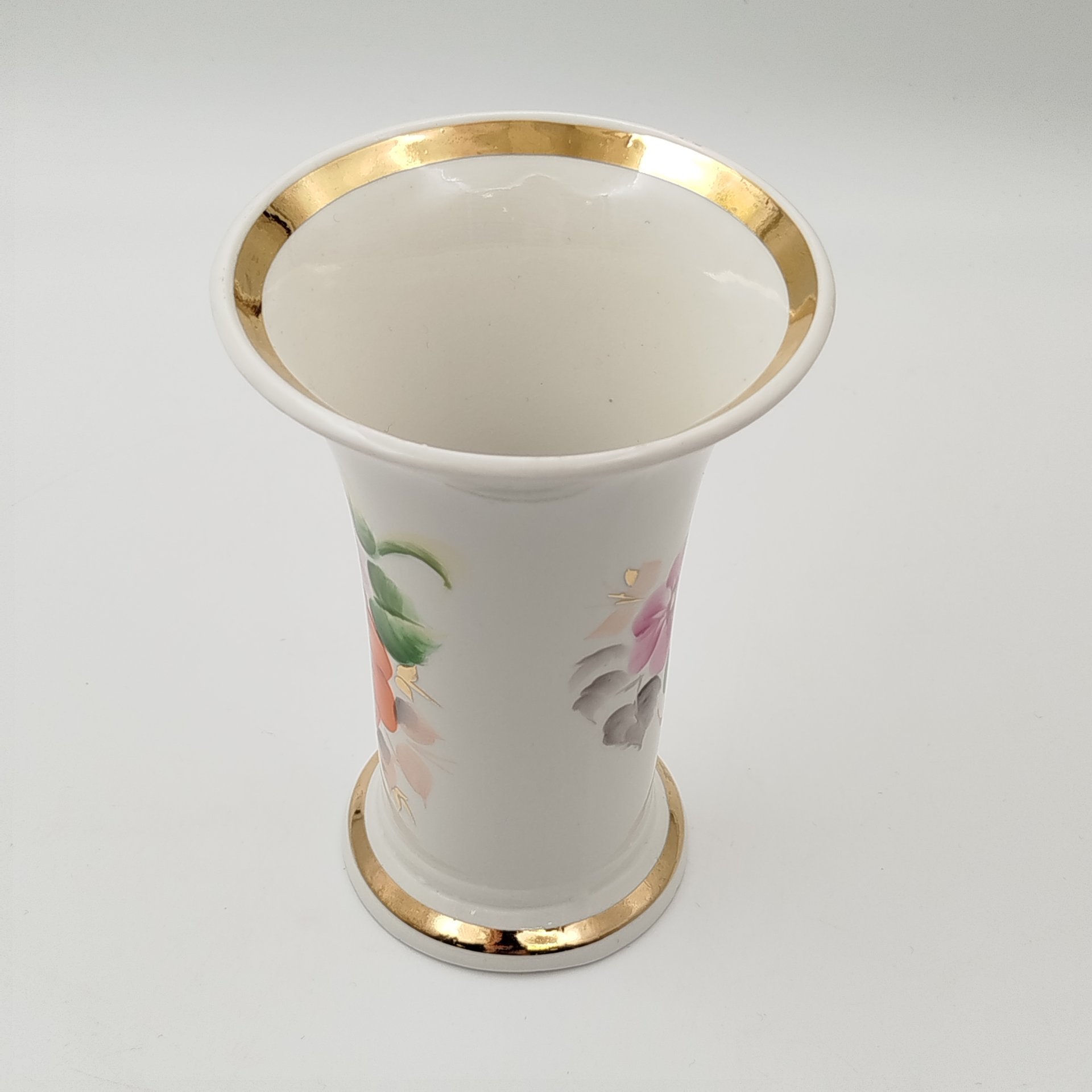 Ваза с широким раструбом и цветочным декором