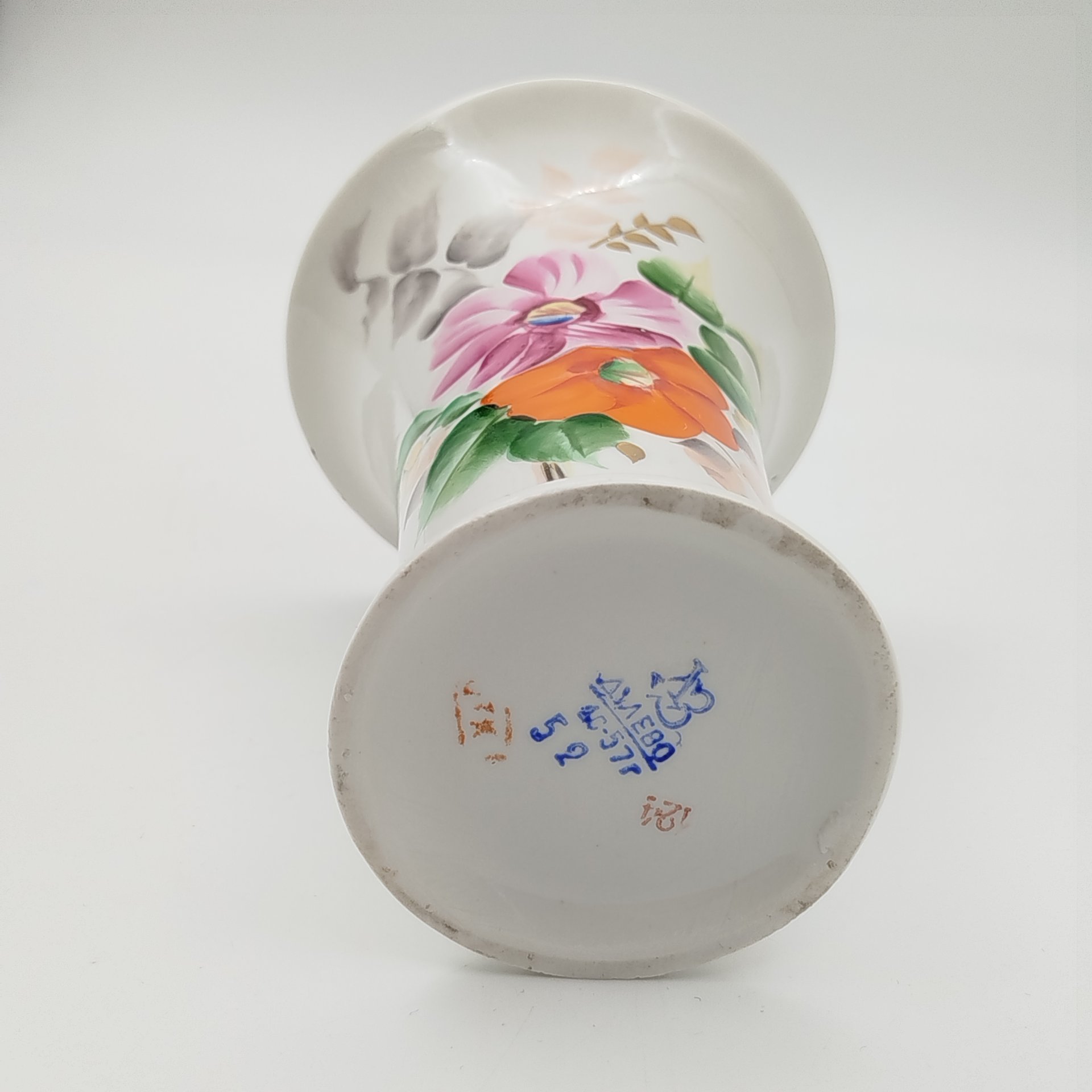 Ваза с широким раструбом и цветочным декором