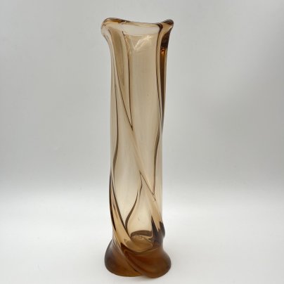 Ваза «Витая» карамельного оттенка, цветное стекло, Ленинградский стекольный комбинат «Победа» (Колпино), СССР, 1970-1980 гг.