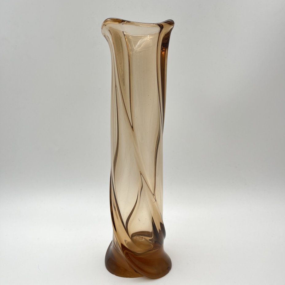Ваза «Витая» карамельного оттенка, цветное стекло, Ленинградский стекольный комбинат «Победа» (Колпино), СССР, 1970-1980 гг.