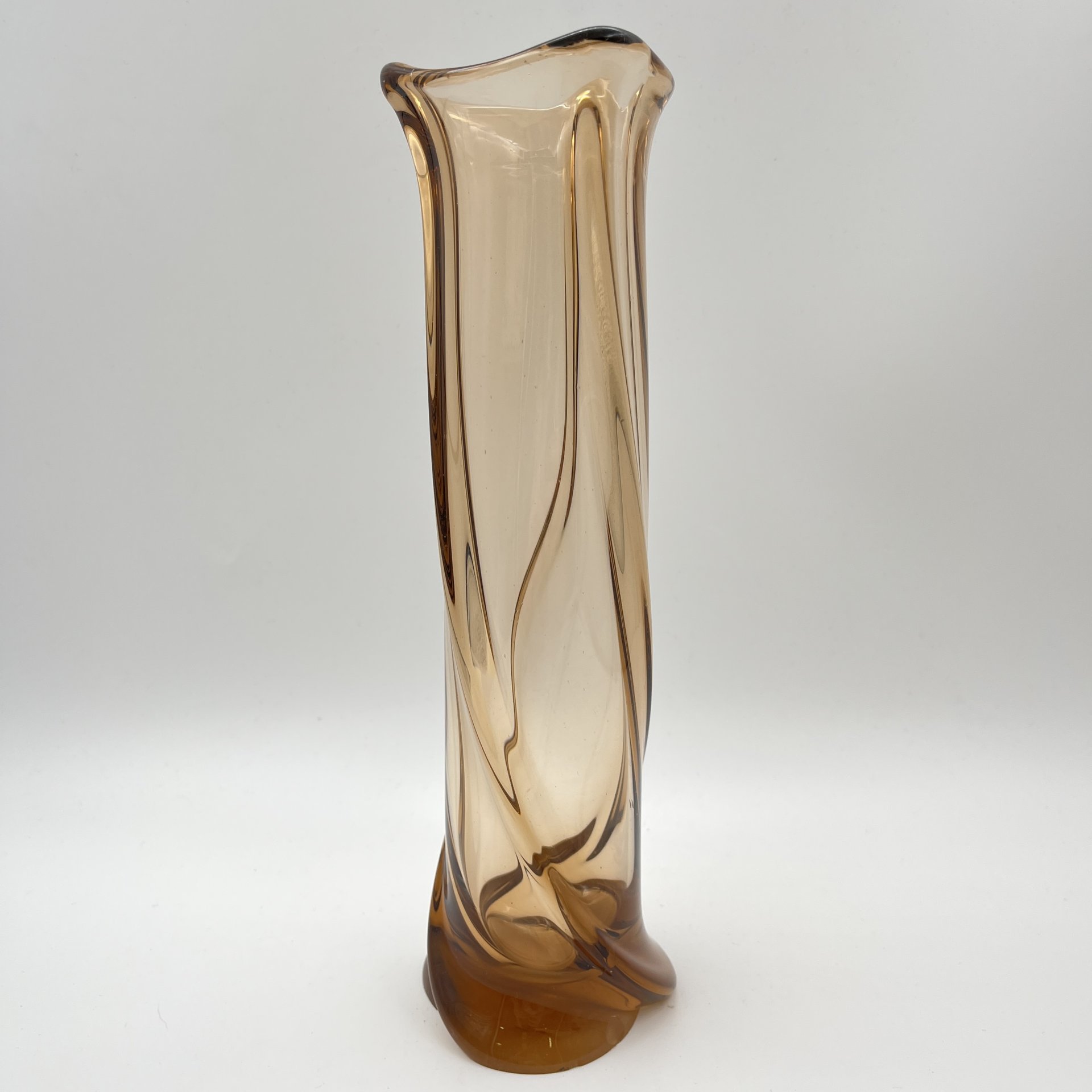 Ваза «Витая» карамельного оттенка, цветное стекло, Ленинградский стекольный комбинат «Победа» (Колпино), СССР, 1970-1980 гг.