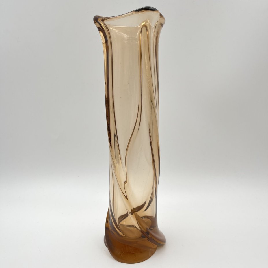 Ваза «Витая» карамельного оттенка, цветное стекло, Ленинградский стекольный комбинат «Победа» (Колпино), СССР, 1970-1980 гг.