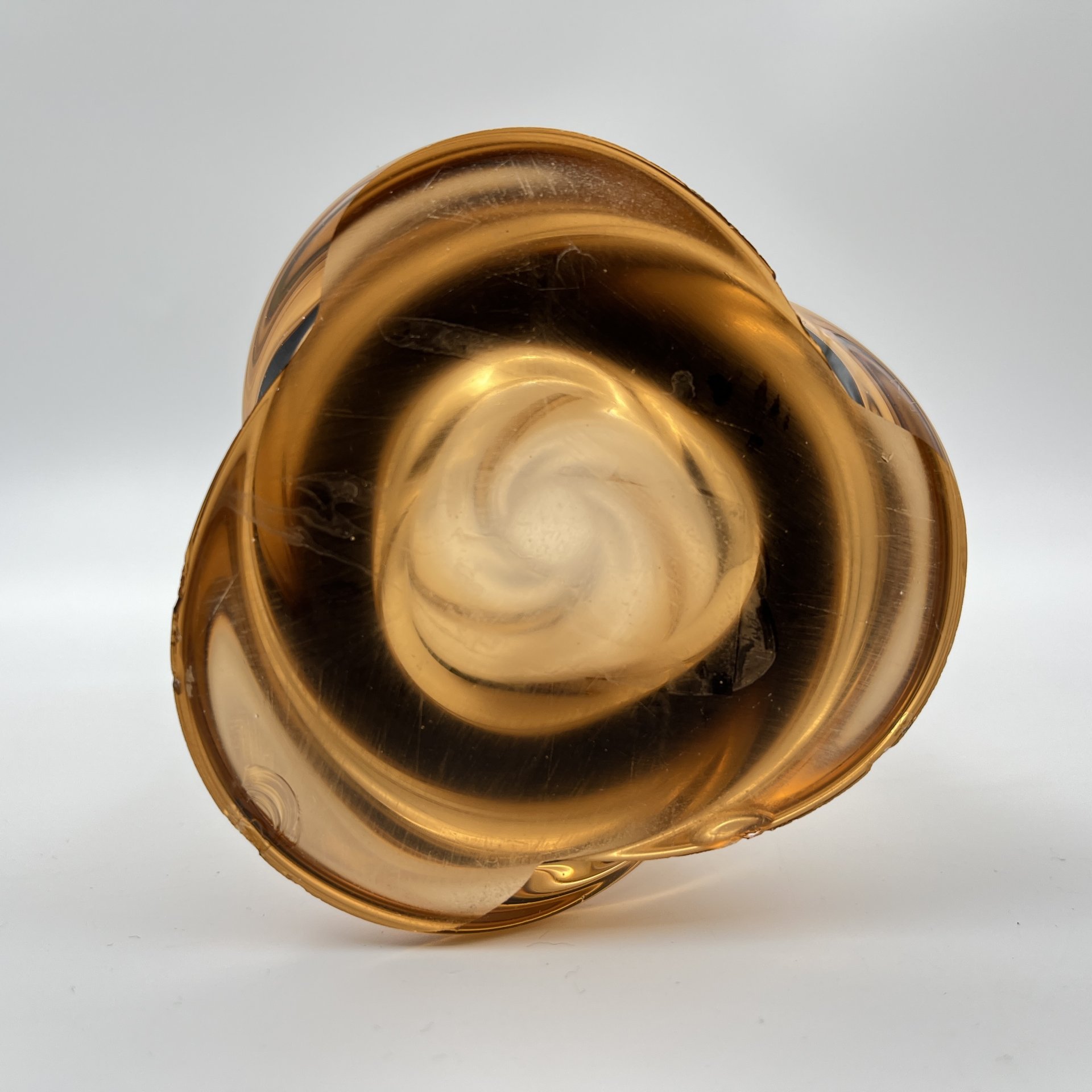 Ваза «Витая» карамельного оттенка, цветное стекло, Ленинградский стекольный комбинат «Победа» (Колпино), СССР, 1970-1980 гг.