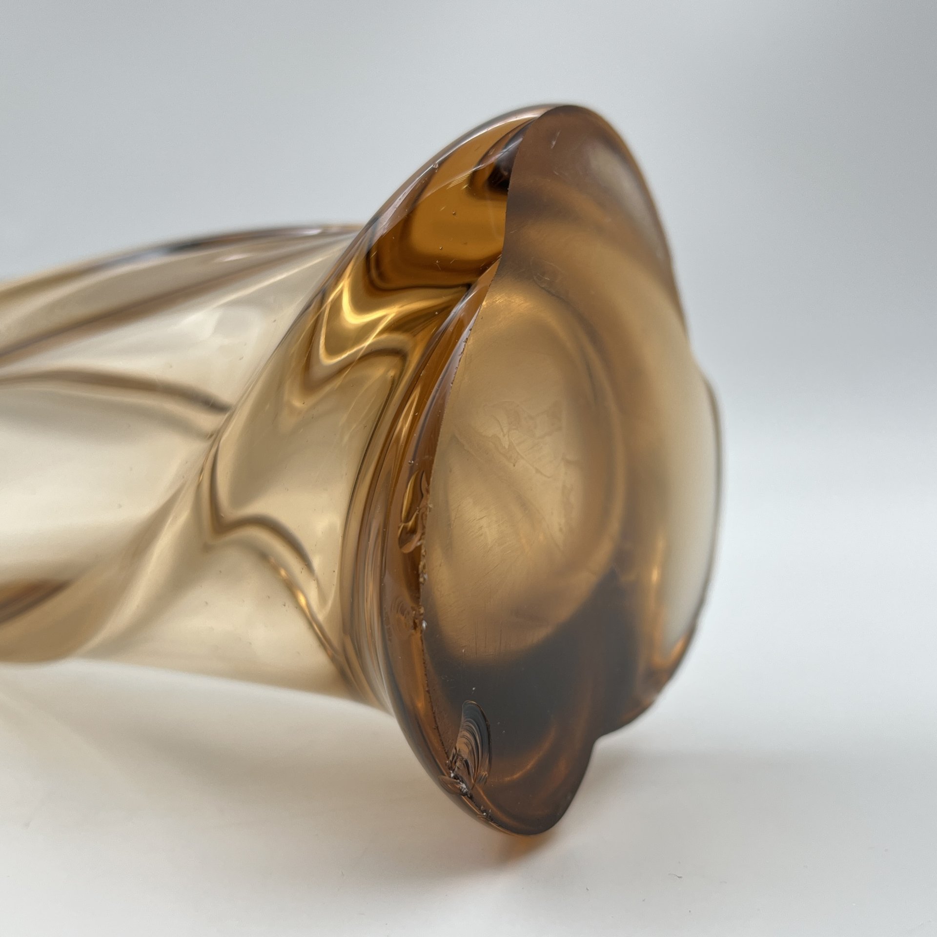 Ваза «Витая» карамельного оттенка, цветное стекло, Ленинградский стекольный комбинат «Победа» (Колпино), СССР, 1970-1980 гг.