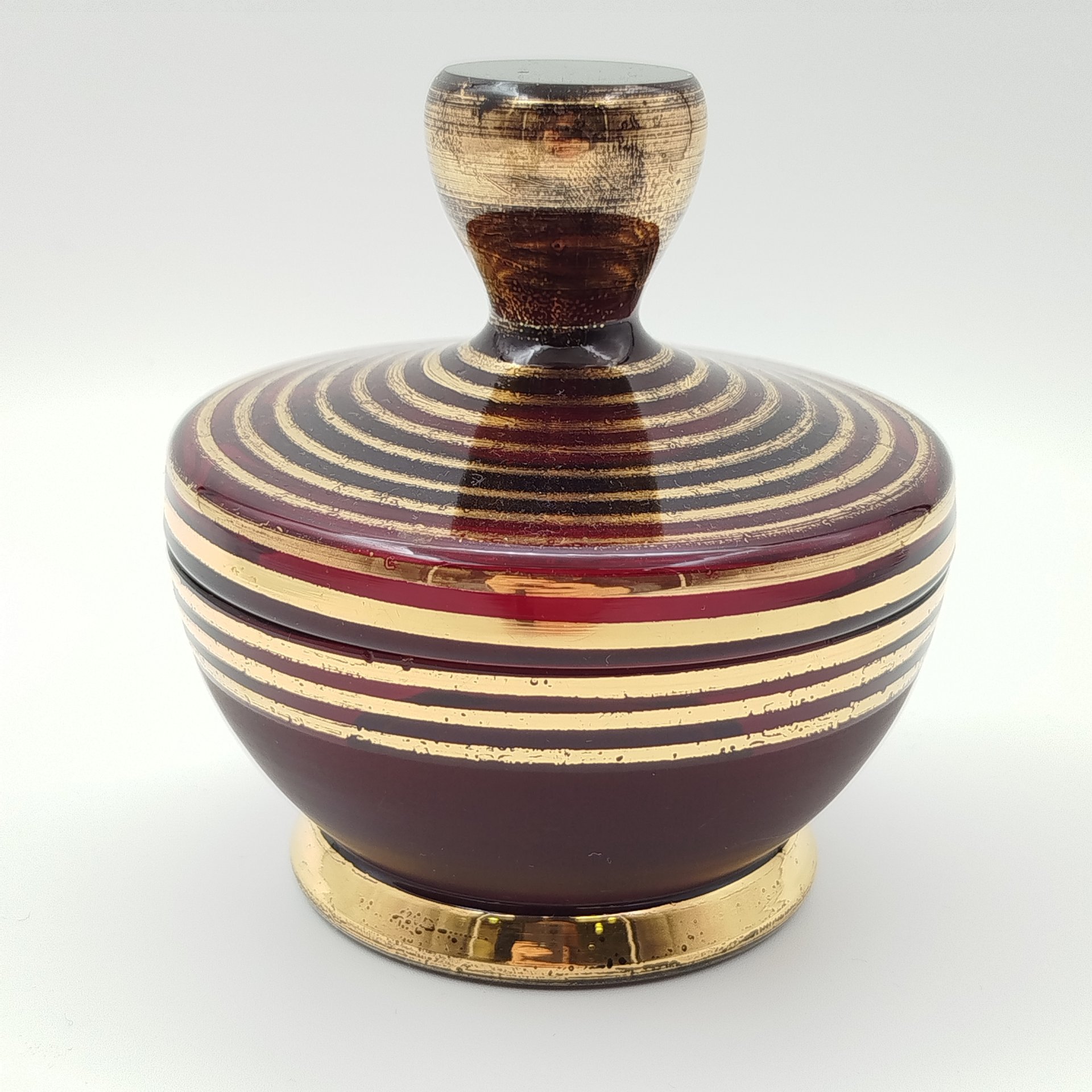 Шкатулка рубинового цвета с декором в полоску, стекло, золочение, Чехословакия, 1950-1980 гг.