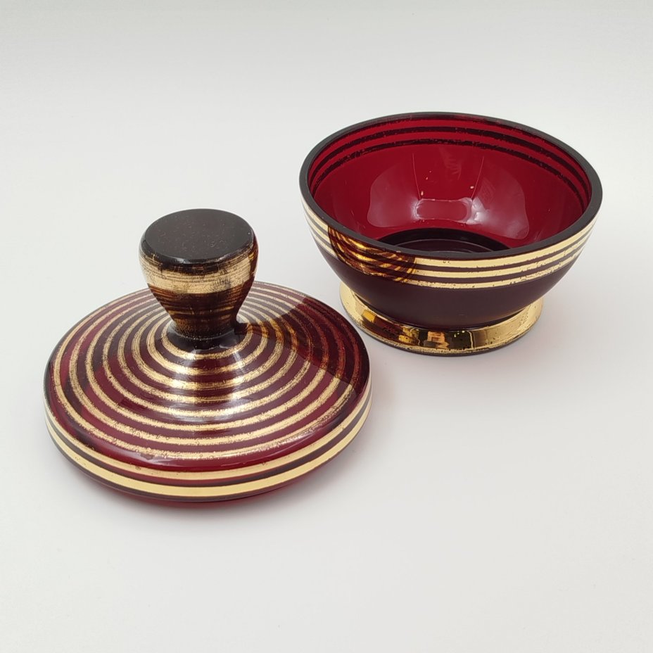 Шкатулка рубинового цвета с декором в полоску