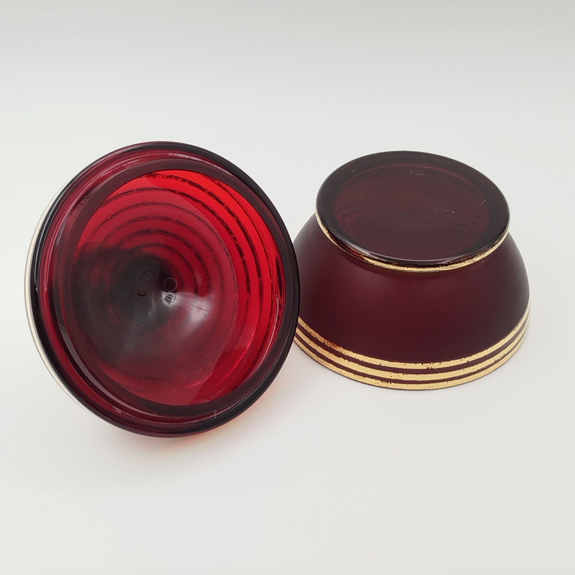 Шкатулка рубинового цвета с декором в полоску, стекло, золочение, Чехословакия, 1950-1980 гг.