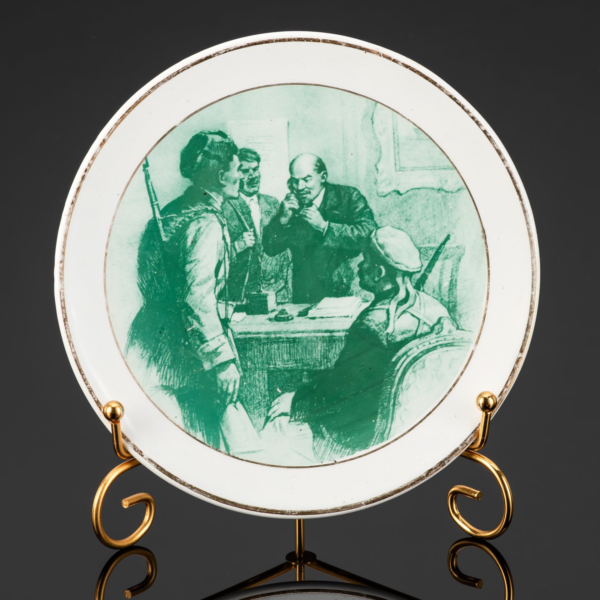 Тарелка декоративная "Владимир Ильич Ленин в Смольном дает распоряжение по телефону", по рисунку П.В. Васильева, фаянс, деколь, золочение, Будянский фаянсовый завод «Серп и молот», СССР, 1957-1965 гг.