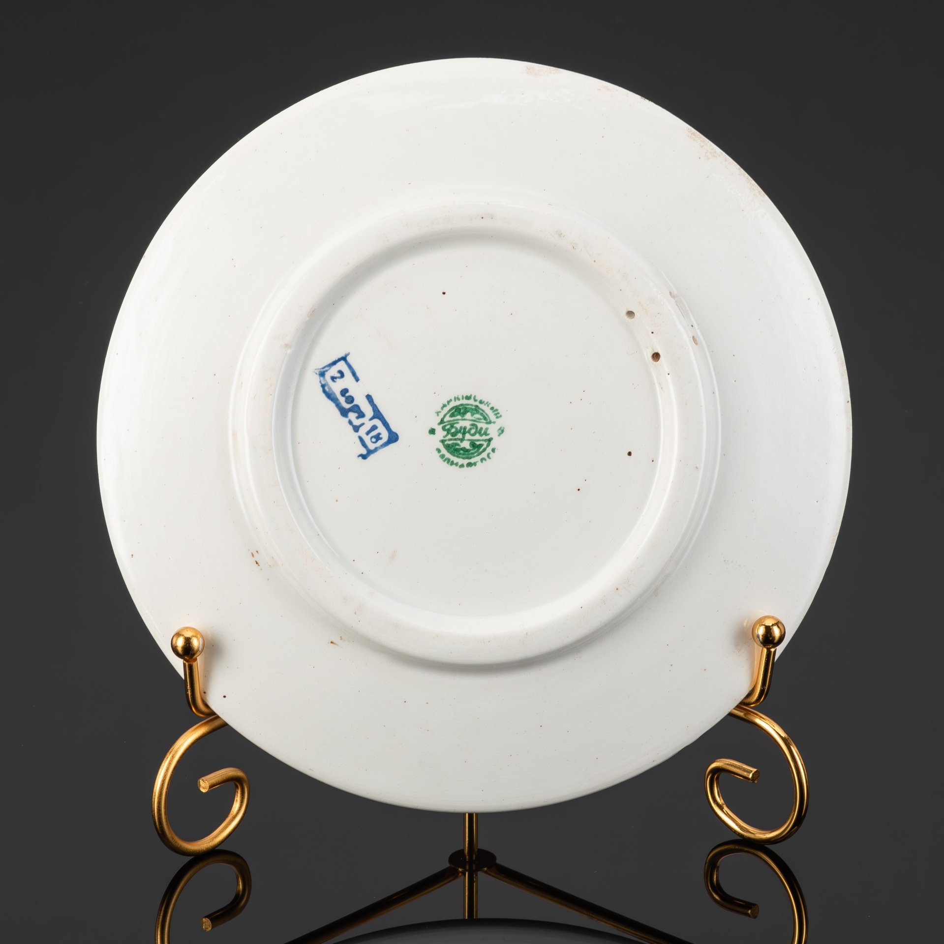 Тарелка декоративная "Владимир Ильич Ленин в Смольном дает распоряжение по телефону", по рисунку П.В. Васильева, фаянс, деколь, золочение, Будянский фаянсовый завод «Серп и молот», СССР, 1957-1965 гг.