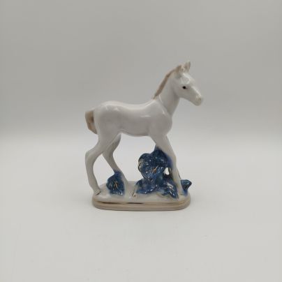 Статуэтка "Жеребенок", скульптор Л. П. Азарова, фарфор, роспись, золочение, Турыгинский фарфоровый завод артели «Художественная керамика» (Гжель), СССР, 1950-1960 гг.