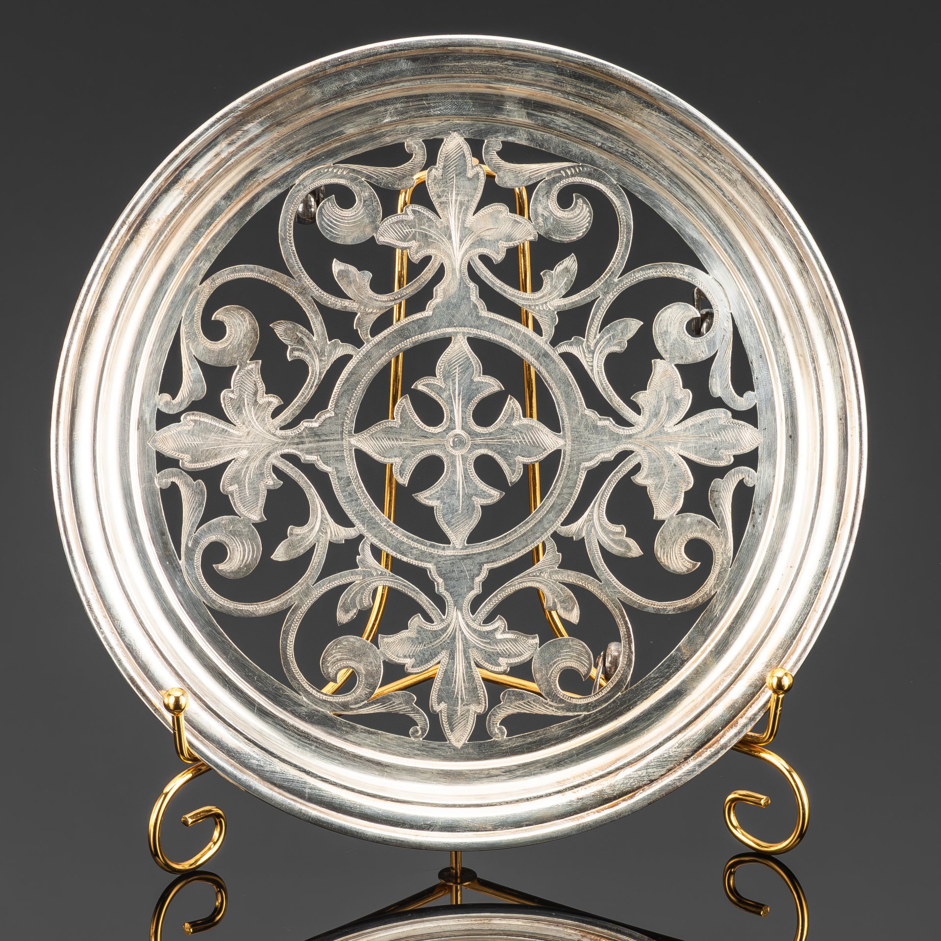 Поднос круглой формы, с прорезным декором, на колесиках,  Ravinet d'Enfert (Ravinet Louis & Denfert Charles), металл, серебрение, Франция, 1891-1912 гг.