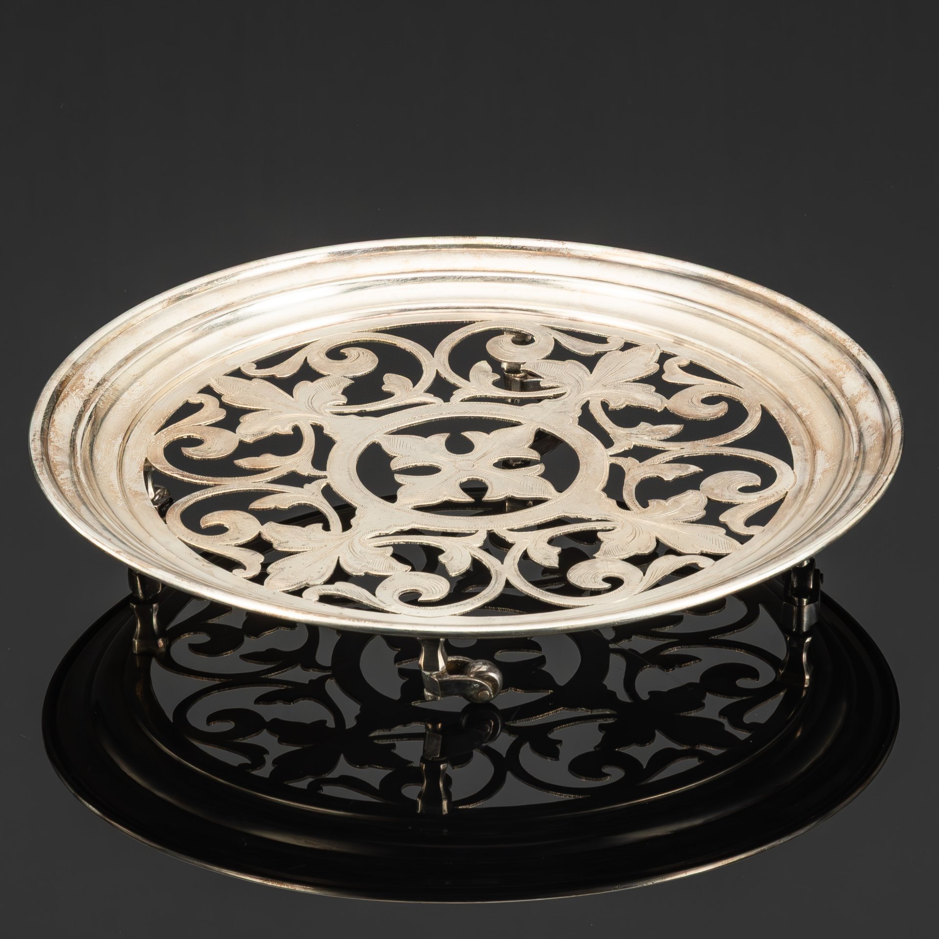 Поднос круглой формы, с прорезным декором, на колесиках,  Ravinet d'Enfert (Ravinet Louis & Denfert Charles), металл, серебрение, Франция, 1891-1912 гг.
