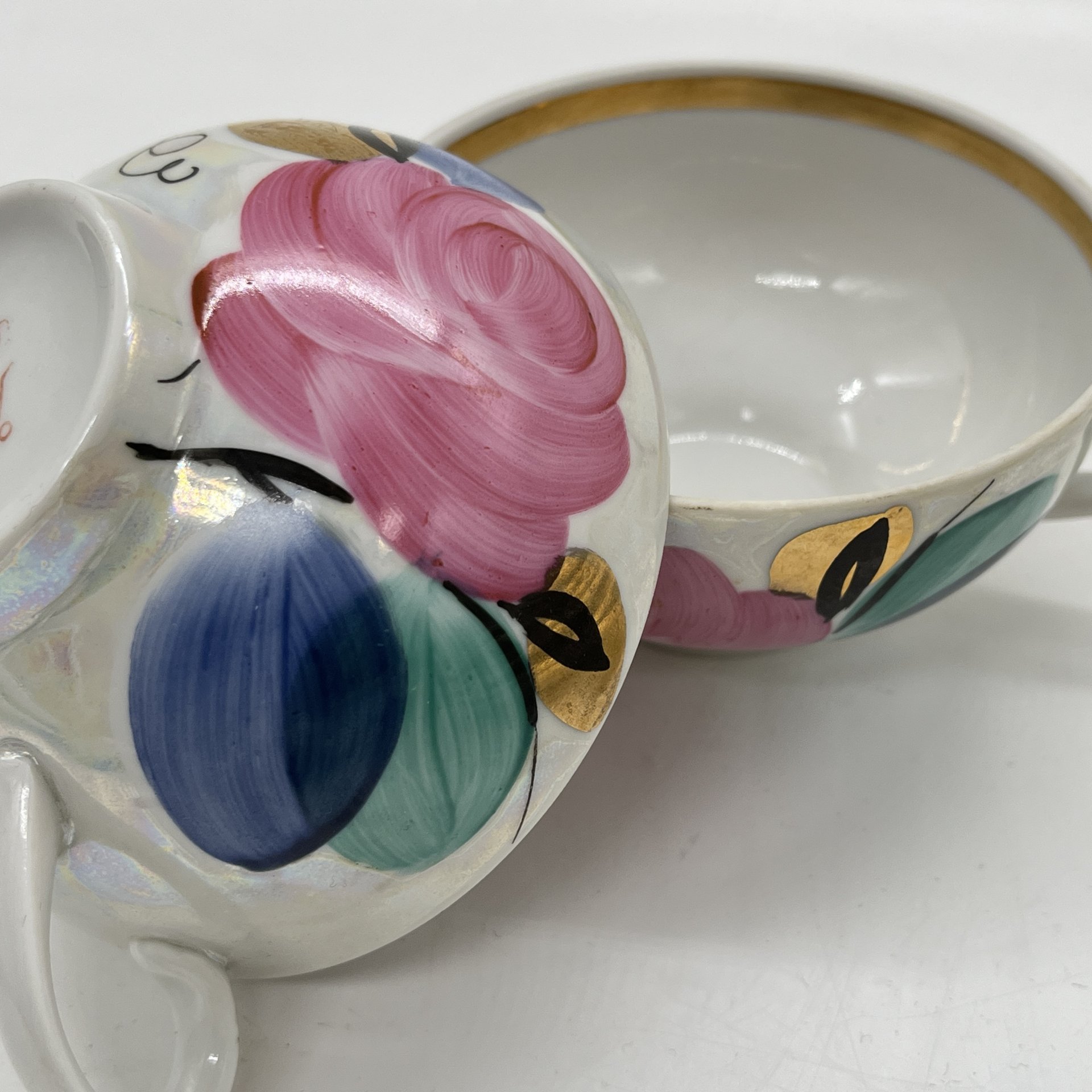 Пара чашек с расписным цветочным декором, фарфор, роспись, люстр, золочение, Дулевский фарфоровый завод (Дулёво), СССР, 1970-1980 гг.