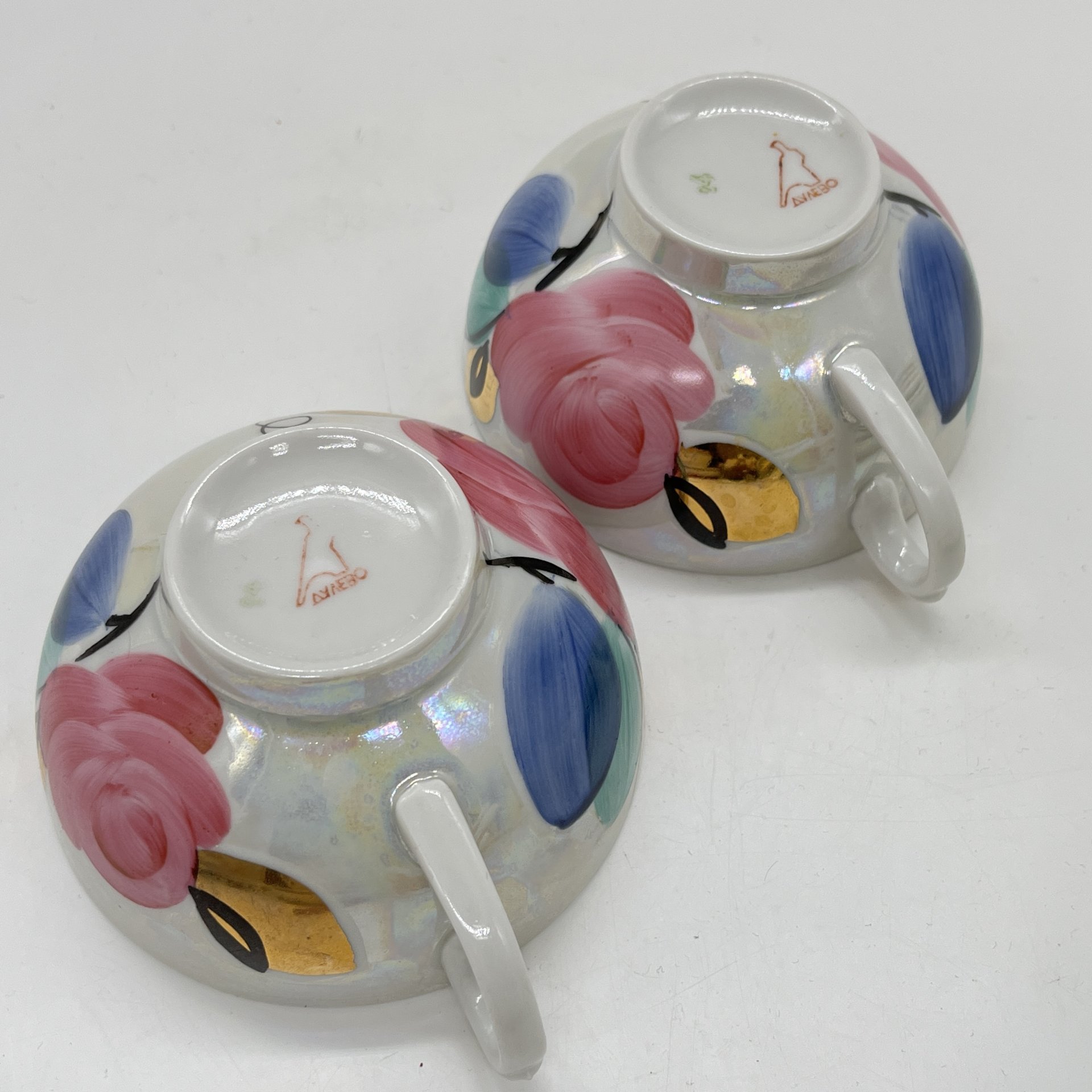 Пара чашек с расписным цветочным декором, фарфор, роспись, люстр, золочение, Дулевский фарфоровый завод (Дулёво), СССР, 1970-1980 гг.