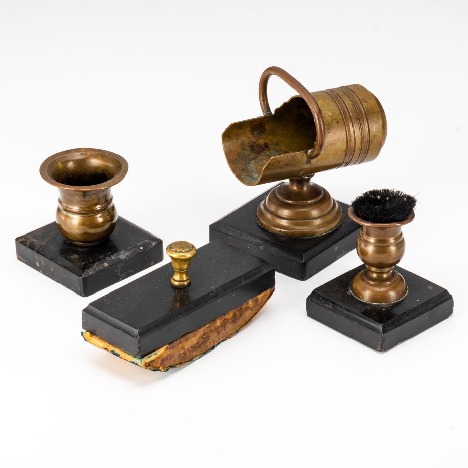 Набор настольный для кабинета (письменный прибор), состоящий из пяти предметов: перочистка, спичечница, пресс-папье, карандашница и пепельница в форме гильзы артиллерийского снаряда