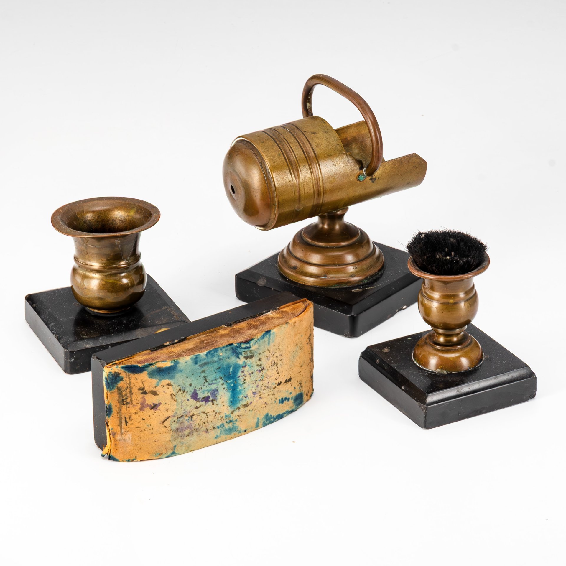 Набор настольный для кабинета (письменный прибор), состоящий из пяти предметов: перочистка, спичечница, пресс-папье, карандашница и пепельница в форме гильзы артиллерийского снаряда