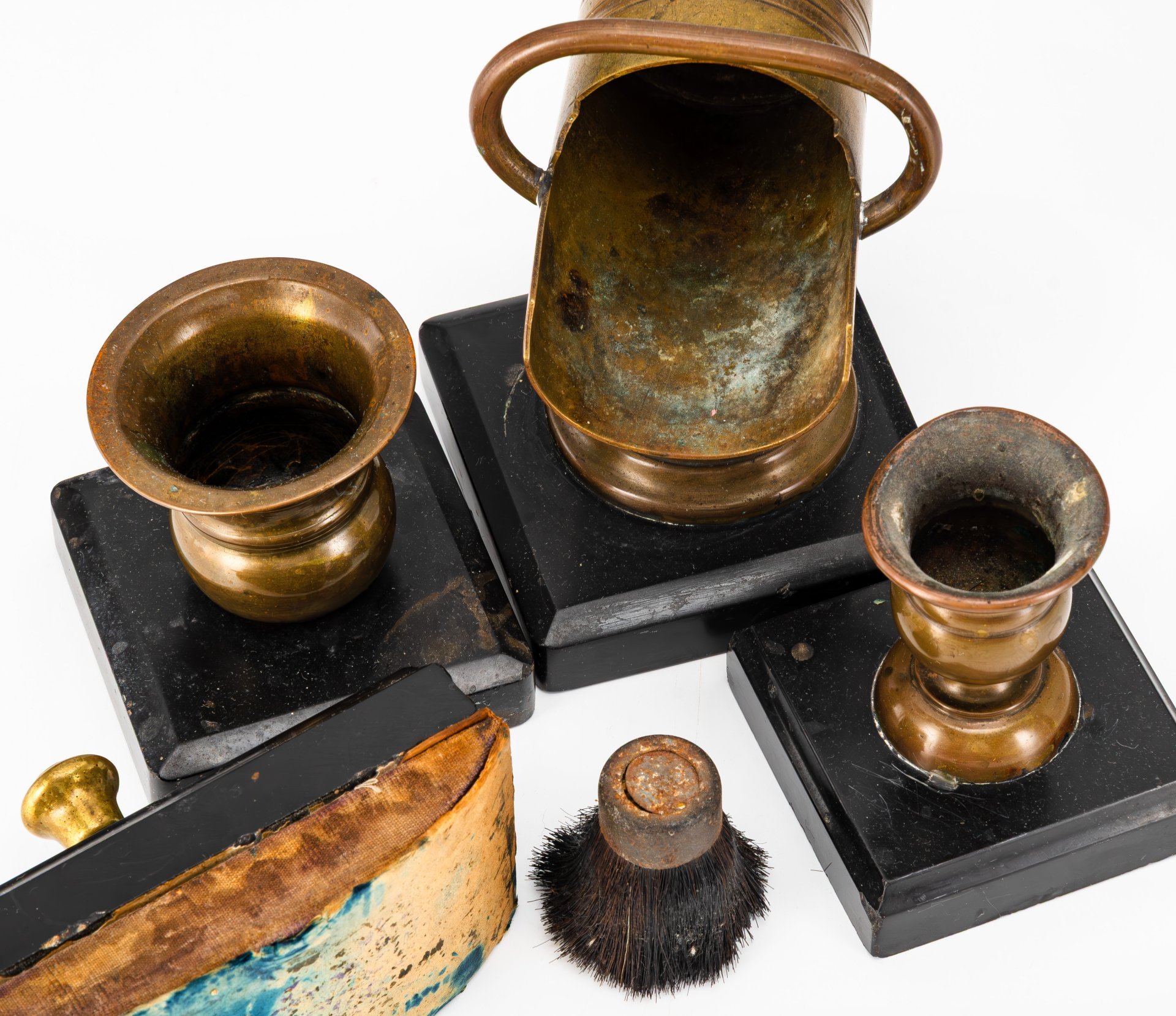 Набор настольный для кабинета (письменный прибор), состоящий из пяти предметов: перочистка, спичечница, пресс-папье, карандашница и пепельница в форме гильзы артиллерийского снаряда