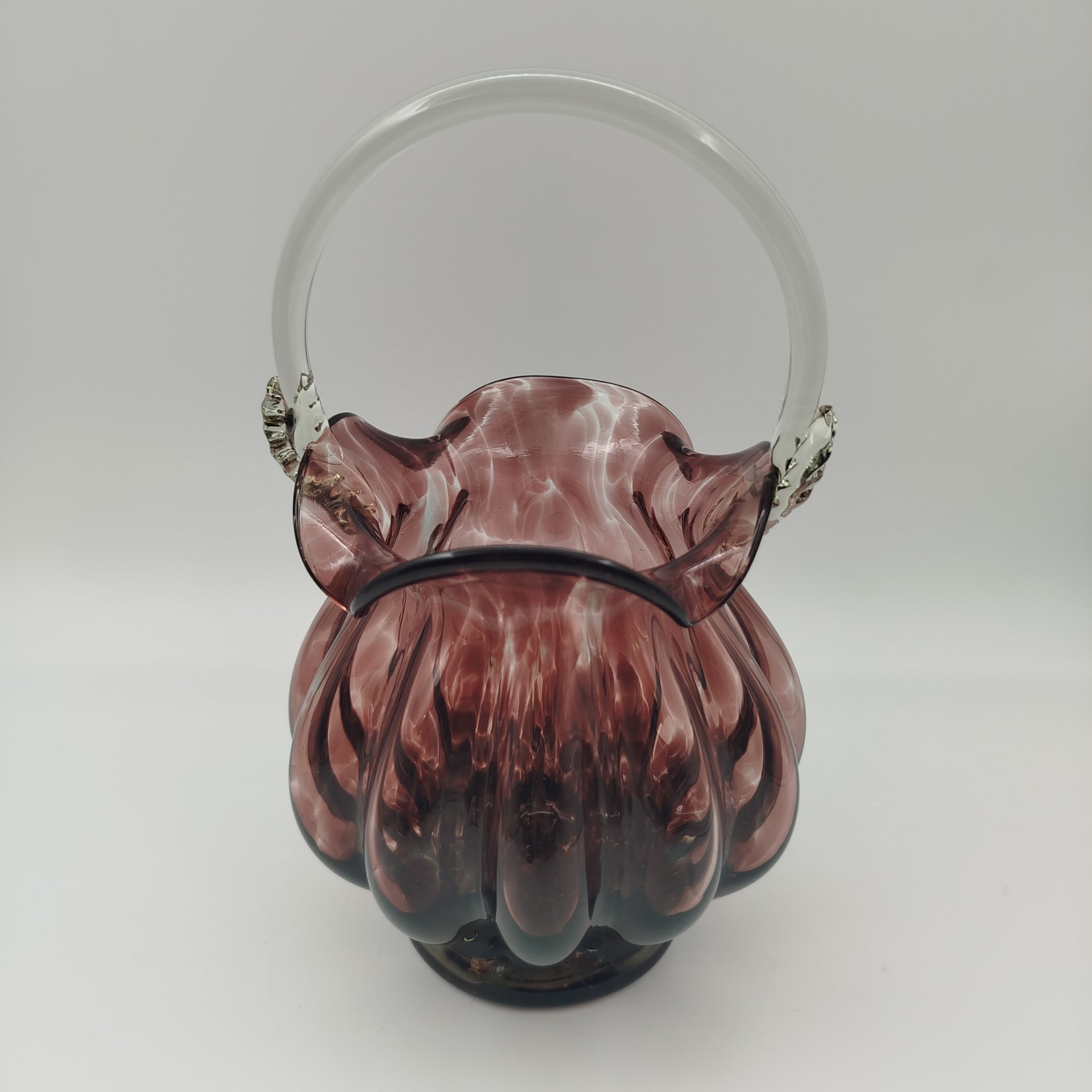 Конфетница в форме корзиночки марганцевого оттенка, стекло, гутная техника, СССР, 1980-1990 гг.